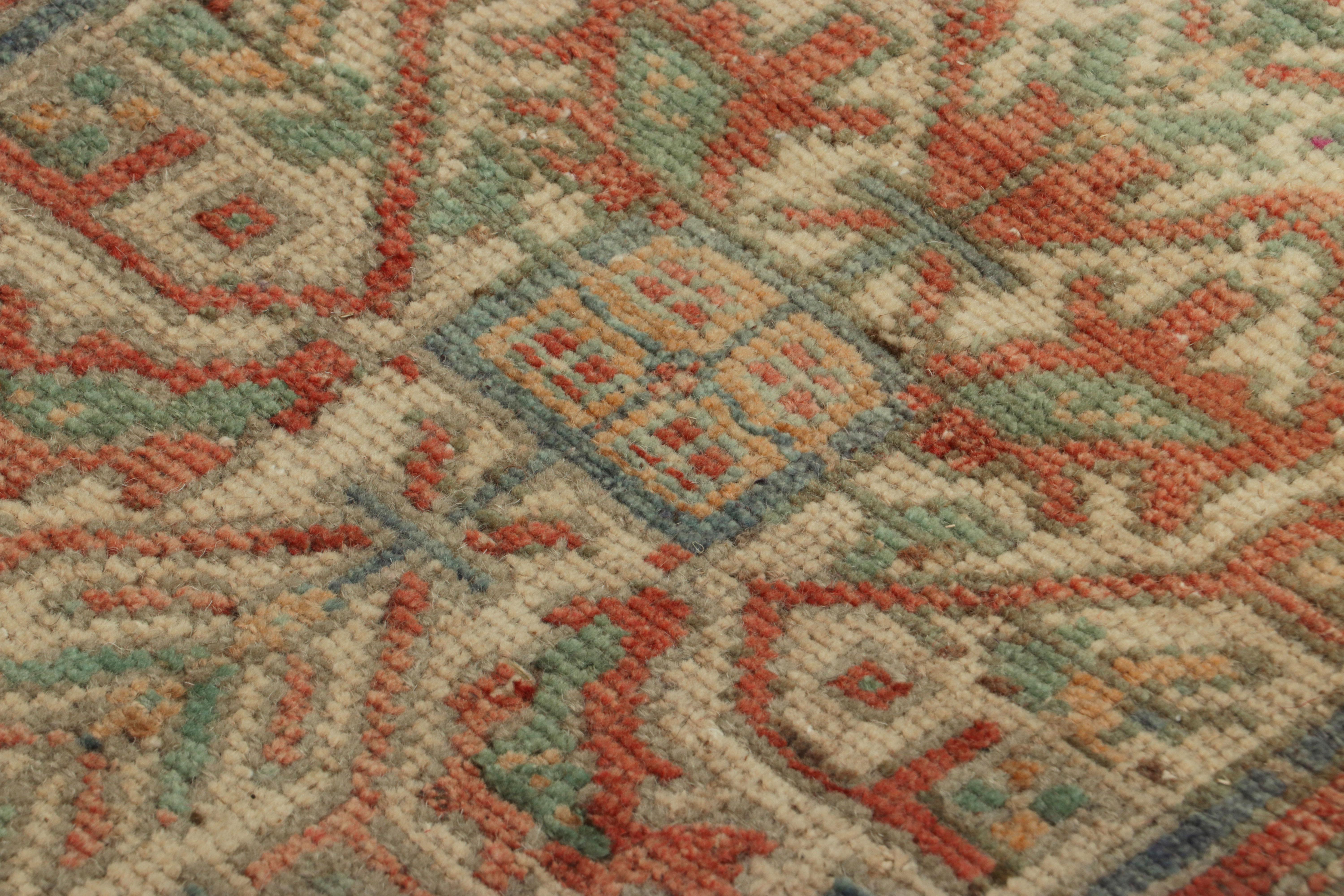 Türkischer Vintage-Teppich in Rosa & Creme mit buntem, geblümtem Medaillon  Rug & Kilim (Wolle) im Angebot