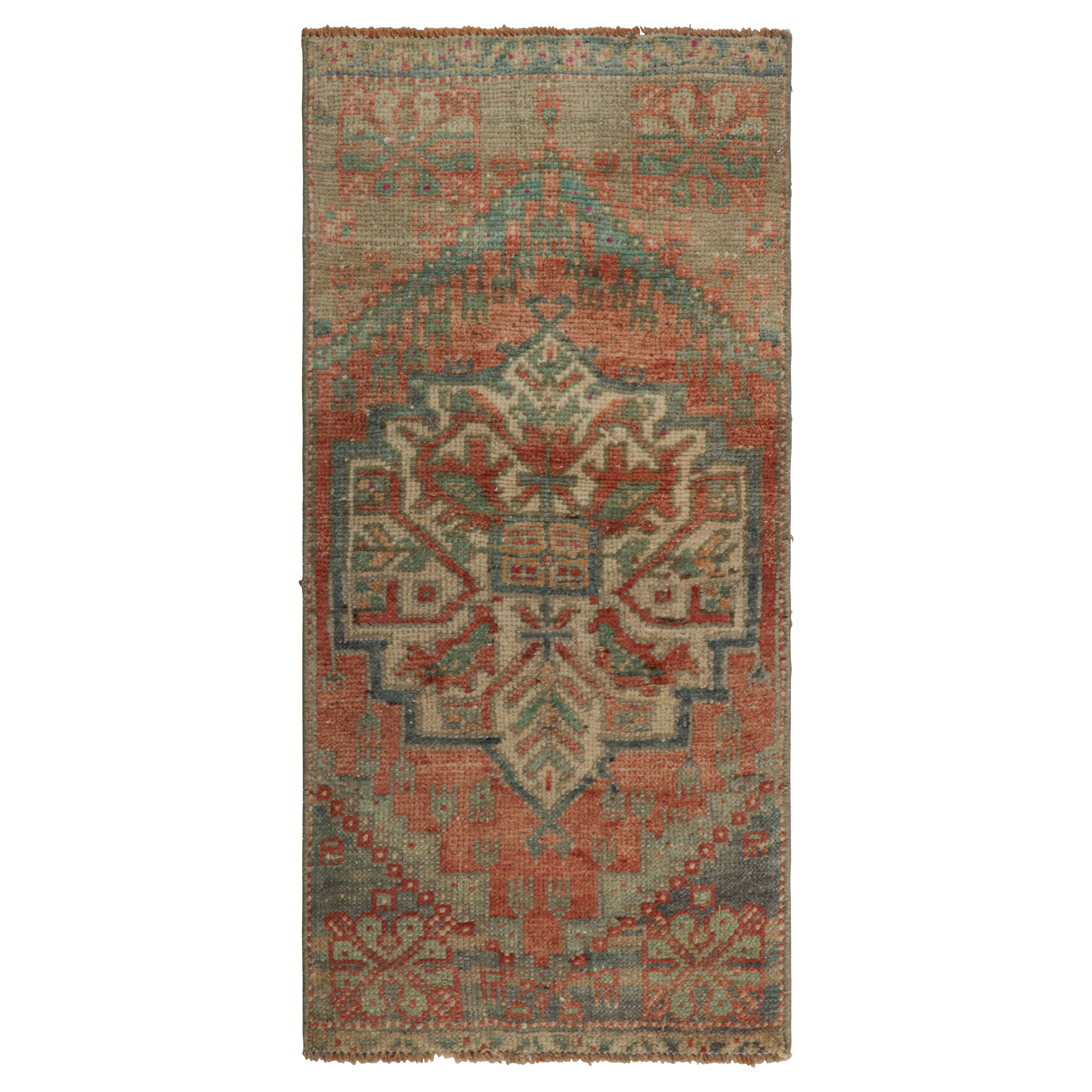Türkischer Vintage-Teppich in Rosa & Creme mit buntem, geblümtem Medaillon  Rug & Kilim
