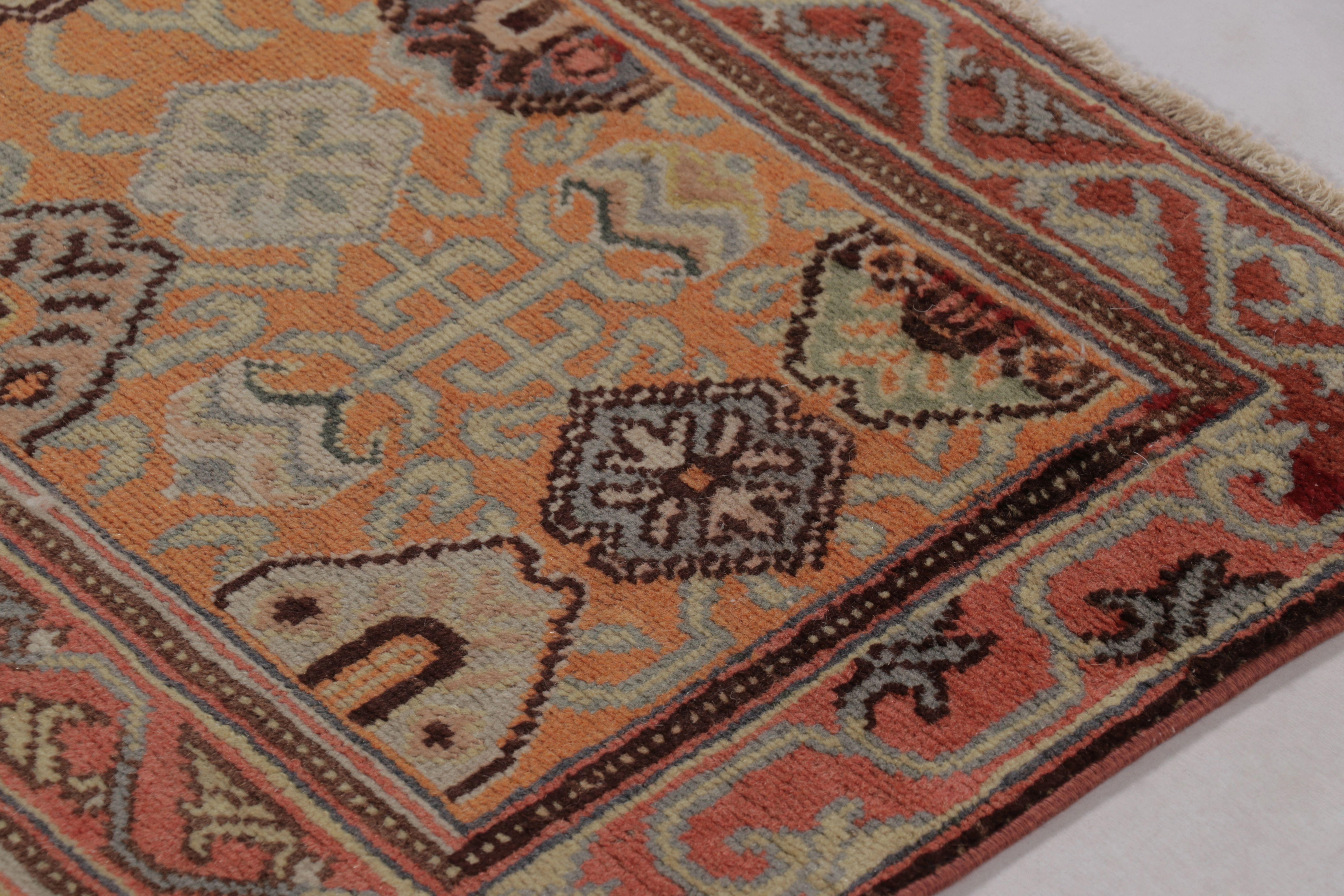 Questo tappeto vintage 3x4 è un'aggiunta unica alla collezione di tappeti turchi di metà secolo di Rug & Kilim: un disegno raro ispirato ai tappeti da preghiera Saf della regione di Anadolu, con motivi geometrici vivaci su un fondo rosa salmone