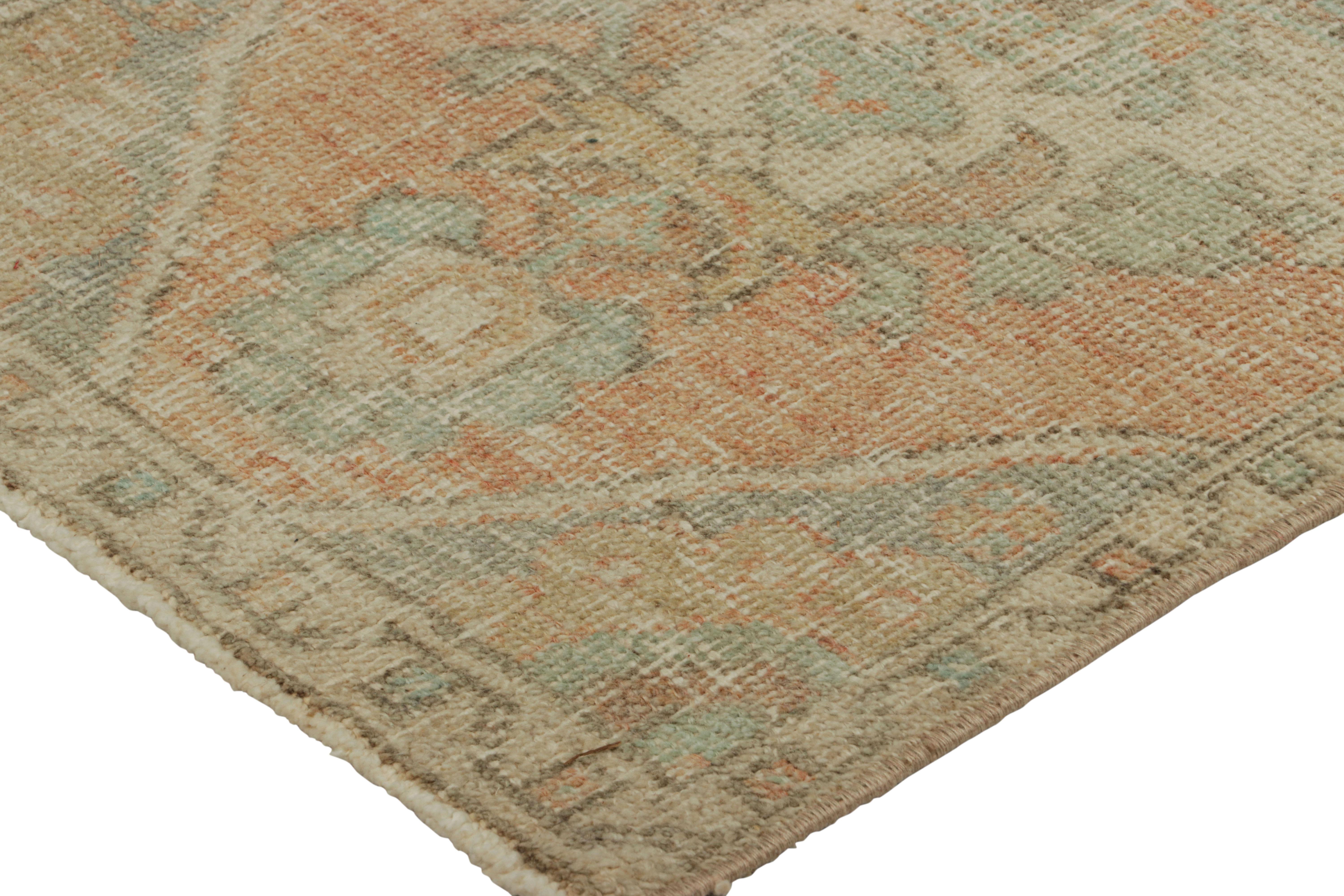 Annodato a mano Tappeto turco vintage in rosa con medaglione floreale blu e crema  Rug & Kilim in vendita