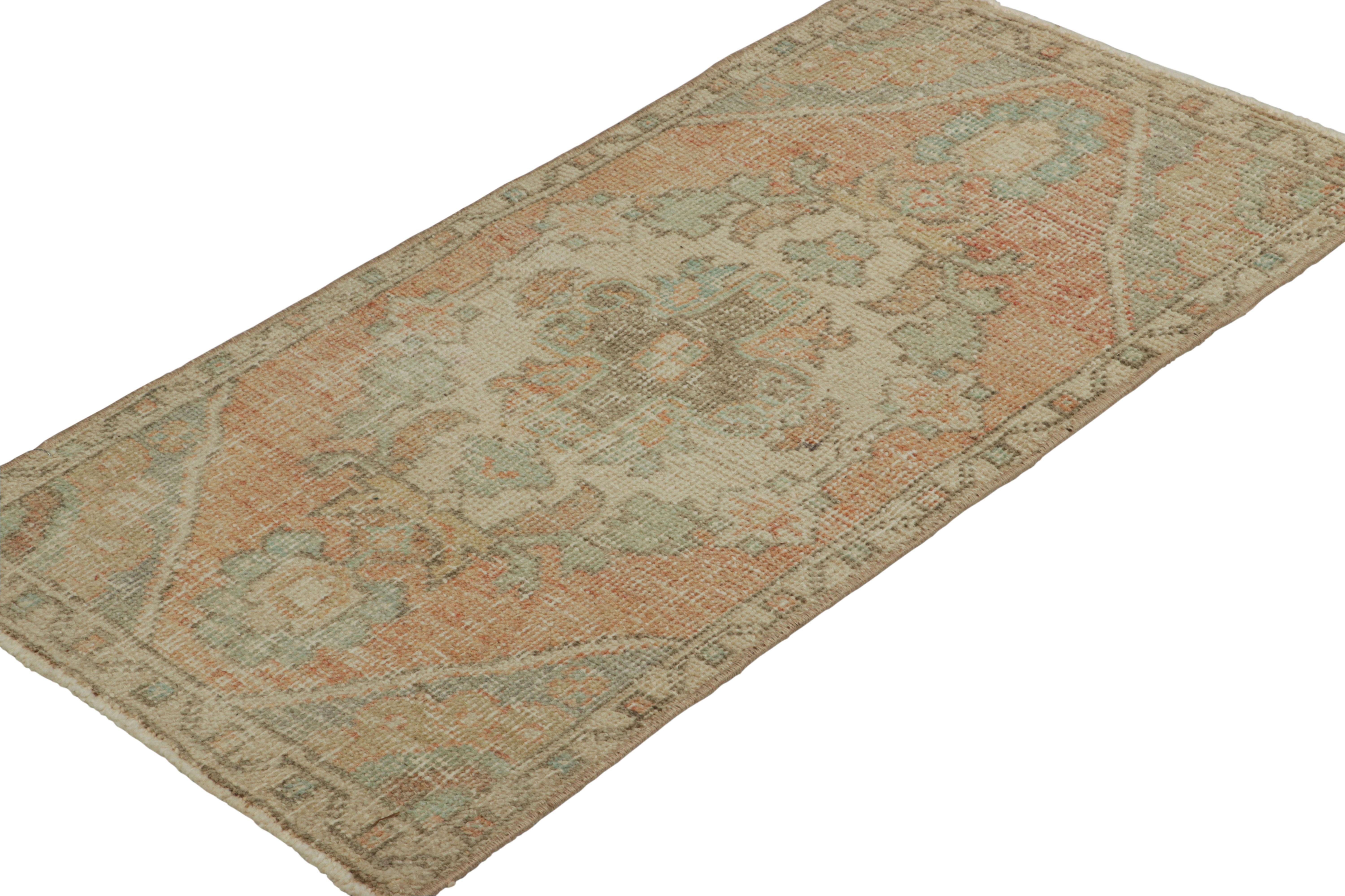 Tappeto turco vintage in rosa con medaglione floreale blu e crema  Rug & Kilim In condizioni buone in vendita a Long Island City, NY