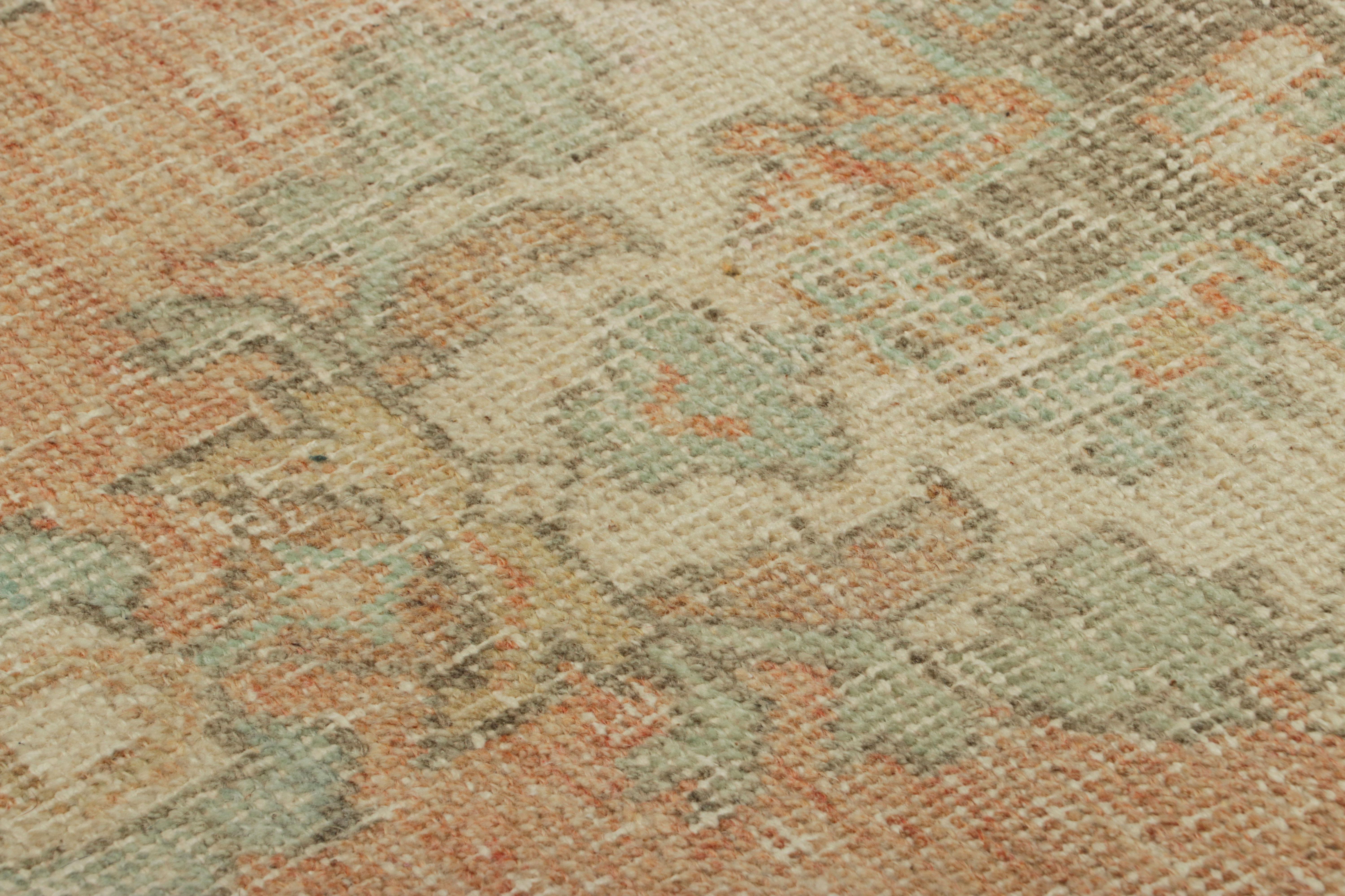 Lana Tappeto turco vintage in rosa con medaglione floreale blu e crema  Rug & Kilim in vendita