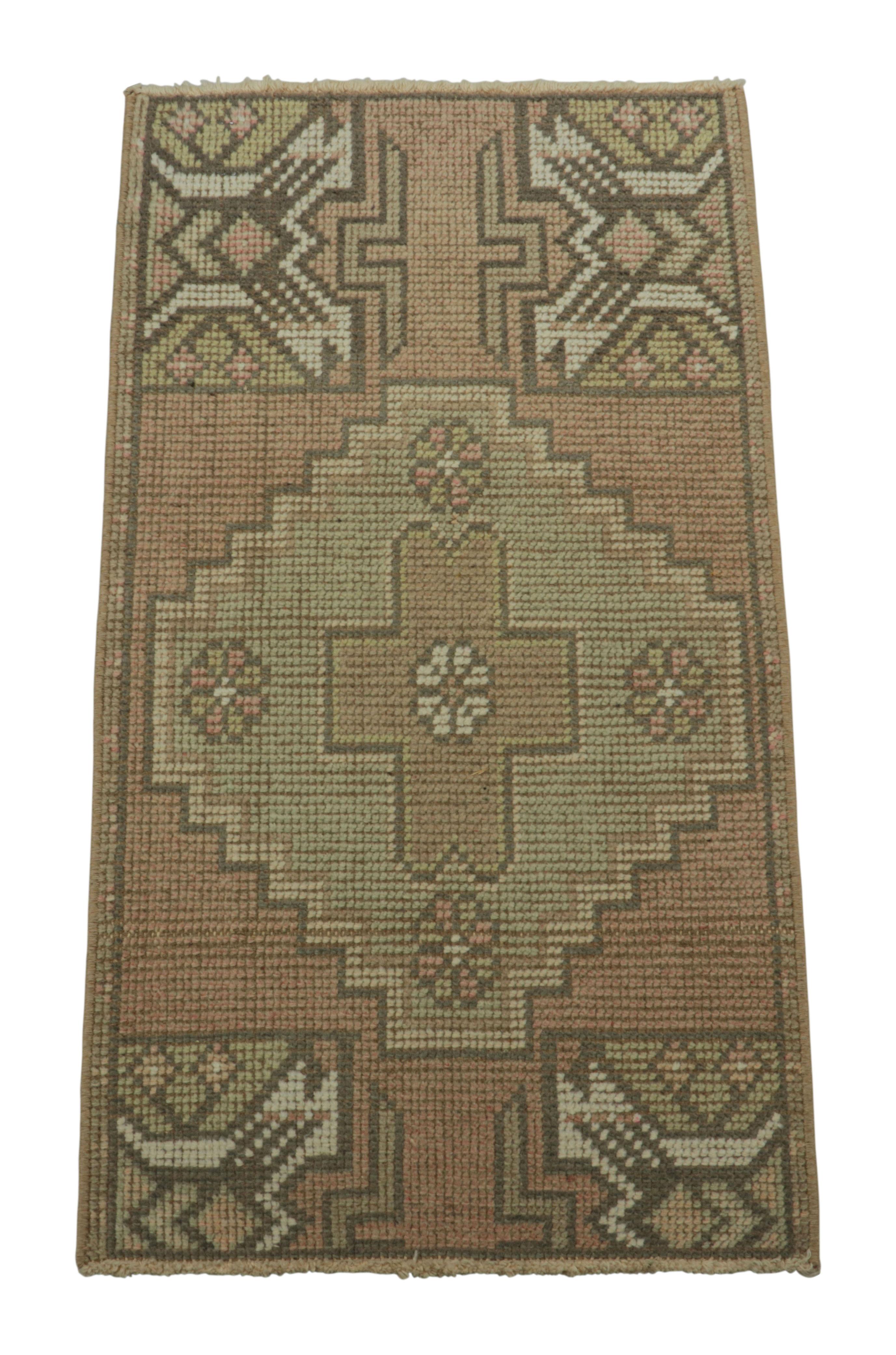 Fabricada con lana anudada a mano, esta alfombra turca vintage de 2x3 para regalo, originaria de 1950-1960, es una nueva y atrevida incorporación a la colección de alfombras raras y coleccionables de mediados de siglo de Rug & Kilim.

Sobre el