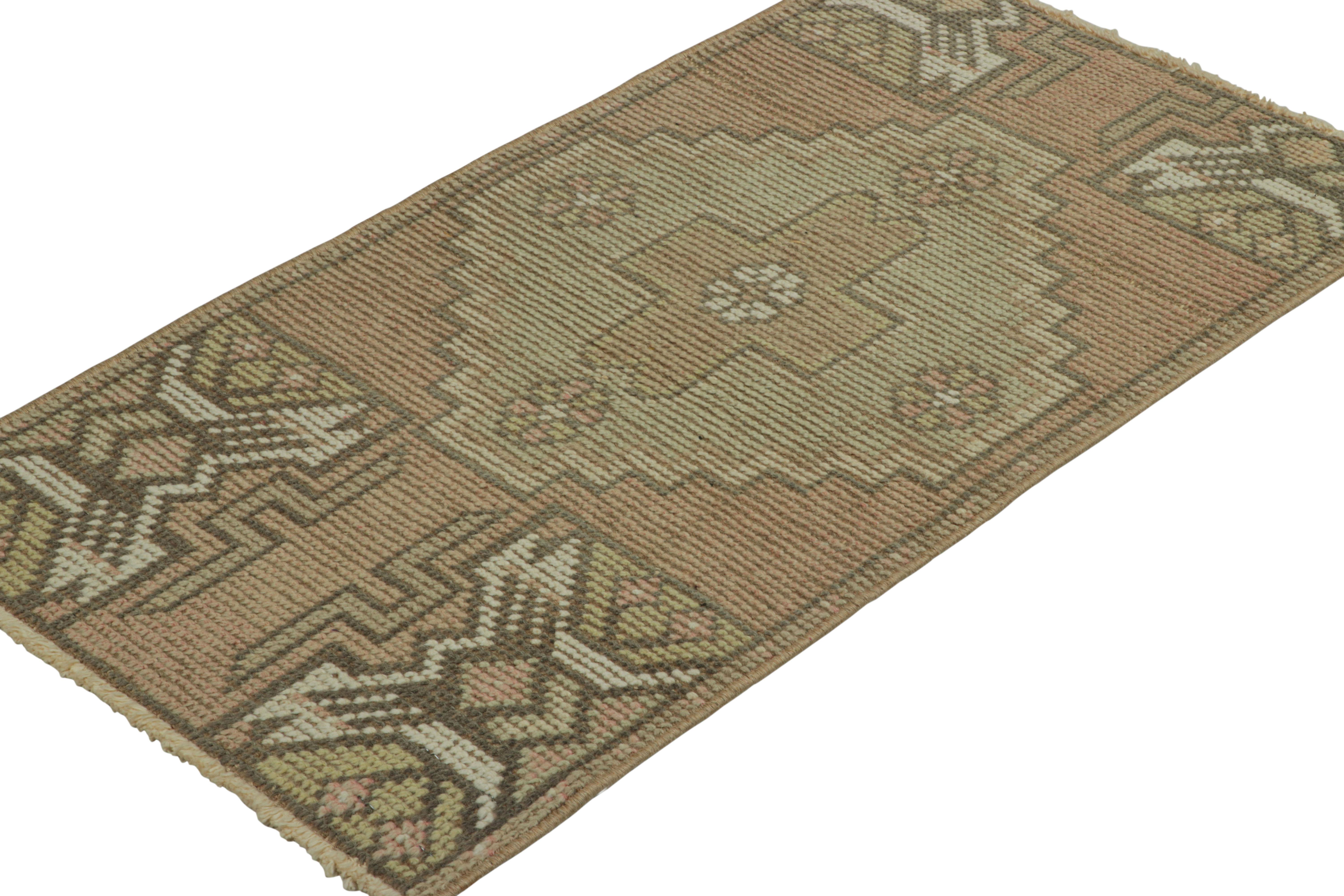 Alfombra turca vintage rosa con medallón geométrico azul y verde  Rug & Kilim en Bueno estado para la venta en Long Island City, NY