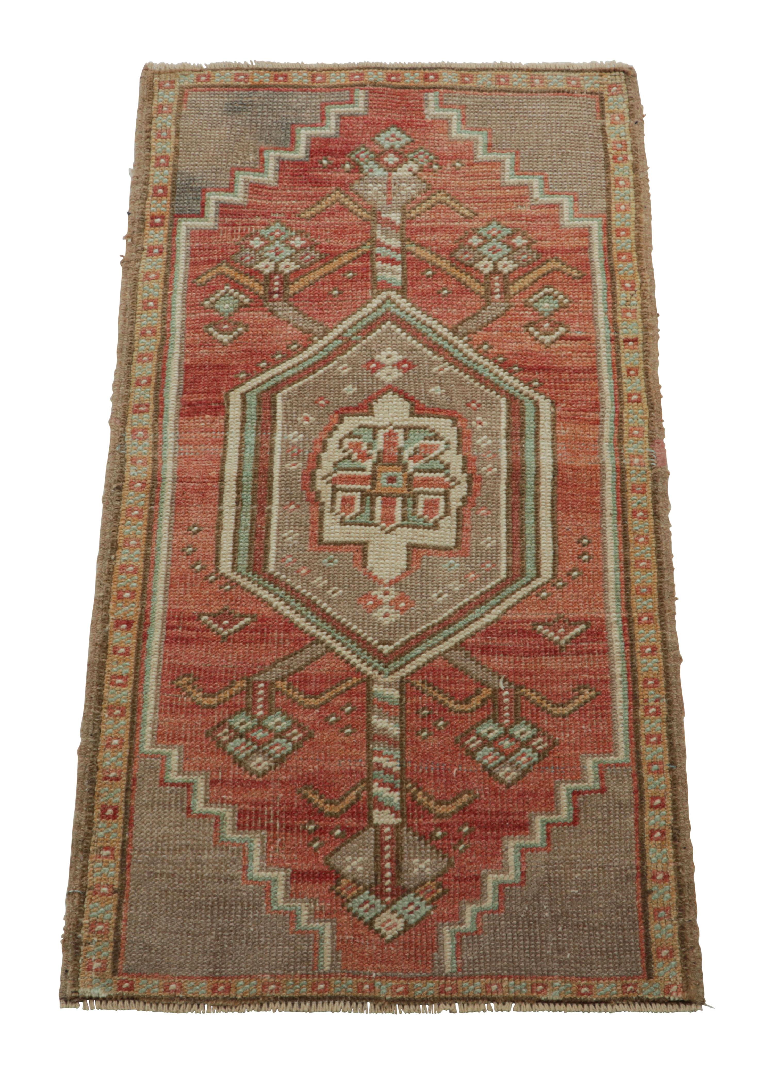 Dieser türkische Teppich im Geschenkformat 2x3 aus handgeknüpfter Wolle stammt aus der Zeit um 1950-1960 und ist eine kühne neue Ergänzung zu Rug & Kilims Auswahl an seltenen und sammelwürdigen Teppichen dieser Provenienz aus der Mitte des
