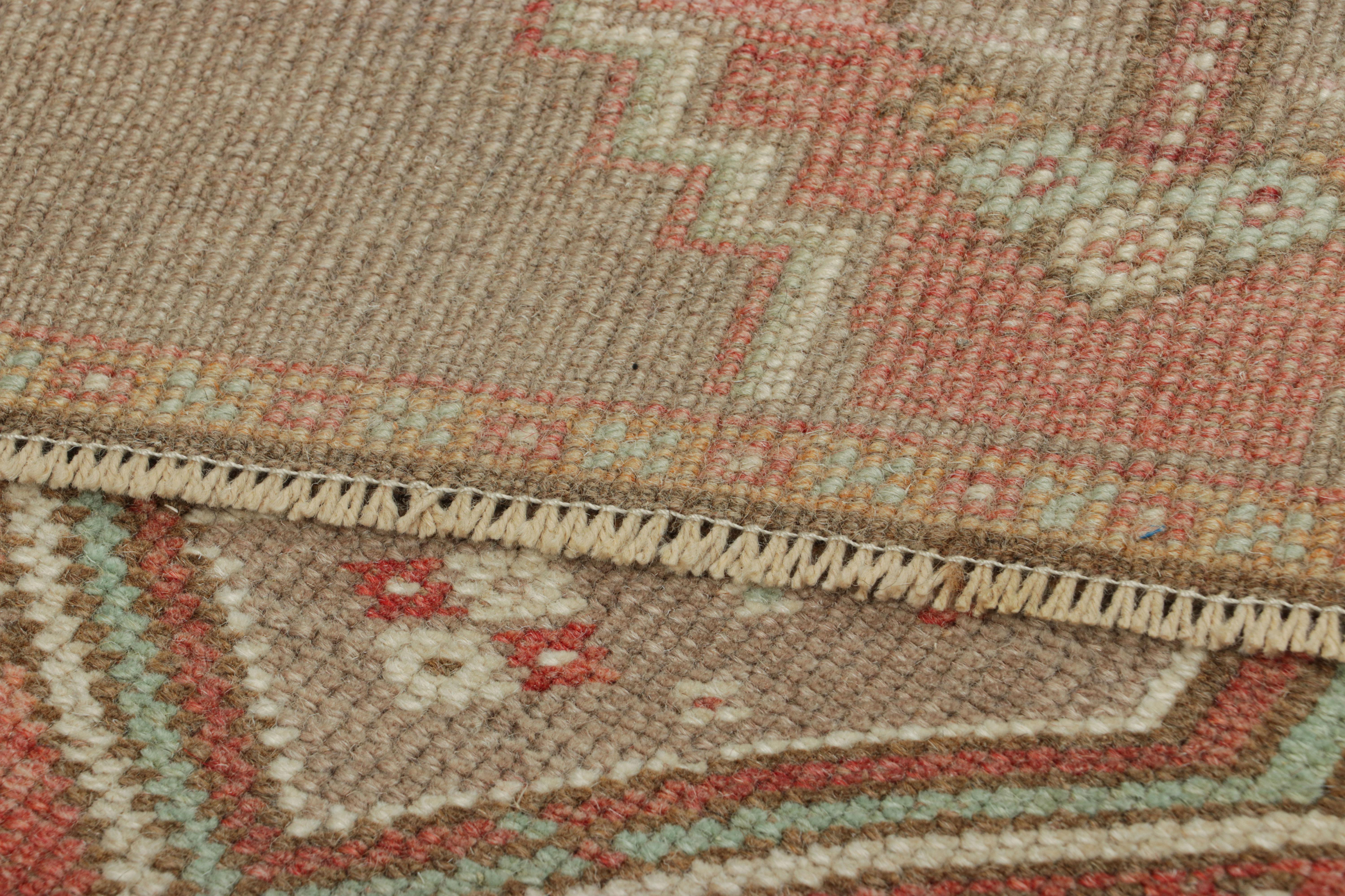 Türkischer Vintage-Teppich in Rosa mit buntem geometrischem Medaillon  Rug & Kilim (Kelim) im Angebot