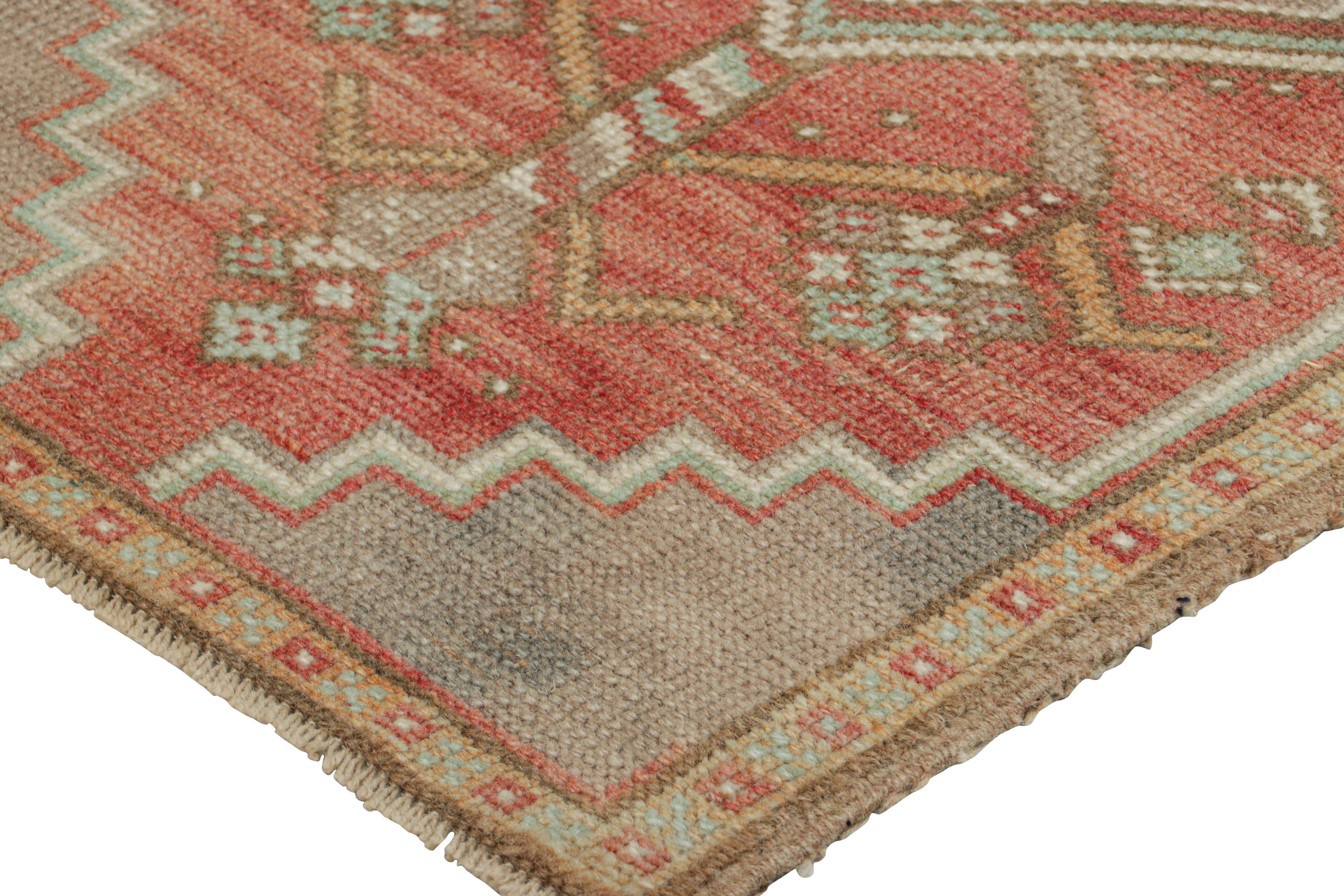Türkischer Vintage-Teppich in Rosa mit buntem geometrischem Medaillon  Rug & Kilim (Handgeknüpft) im Angebot