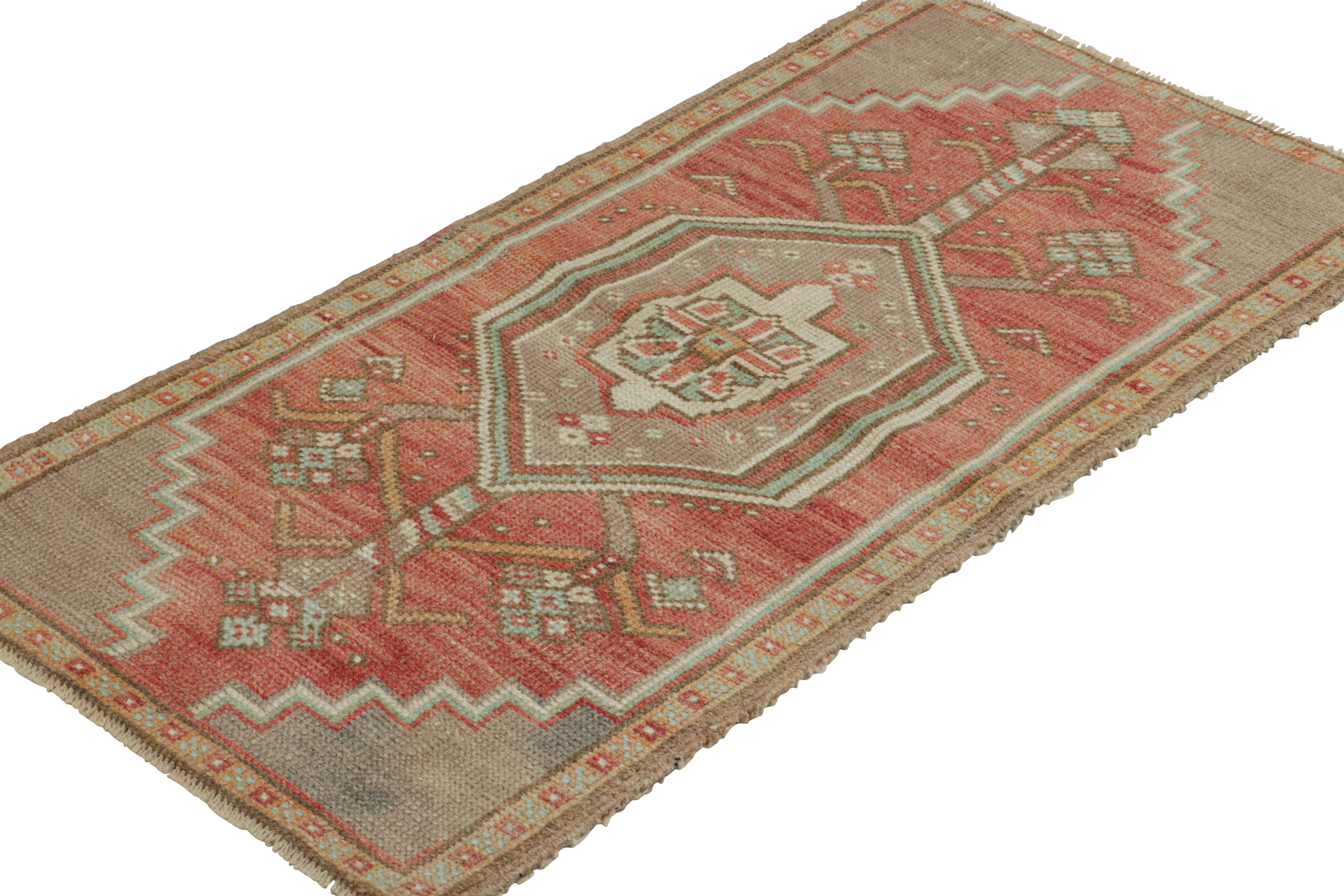 Türkischer Vintage-Teppich in Rosa mit buntem geometrischem Medaillon  Rug & Kilim im Zustand „Gut“ im Angebot in Long Island City, NY