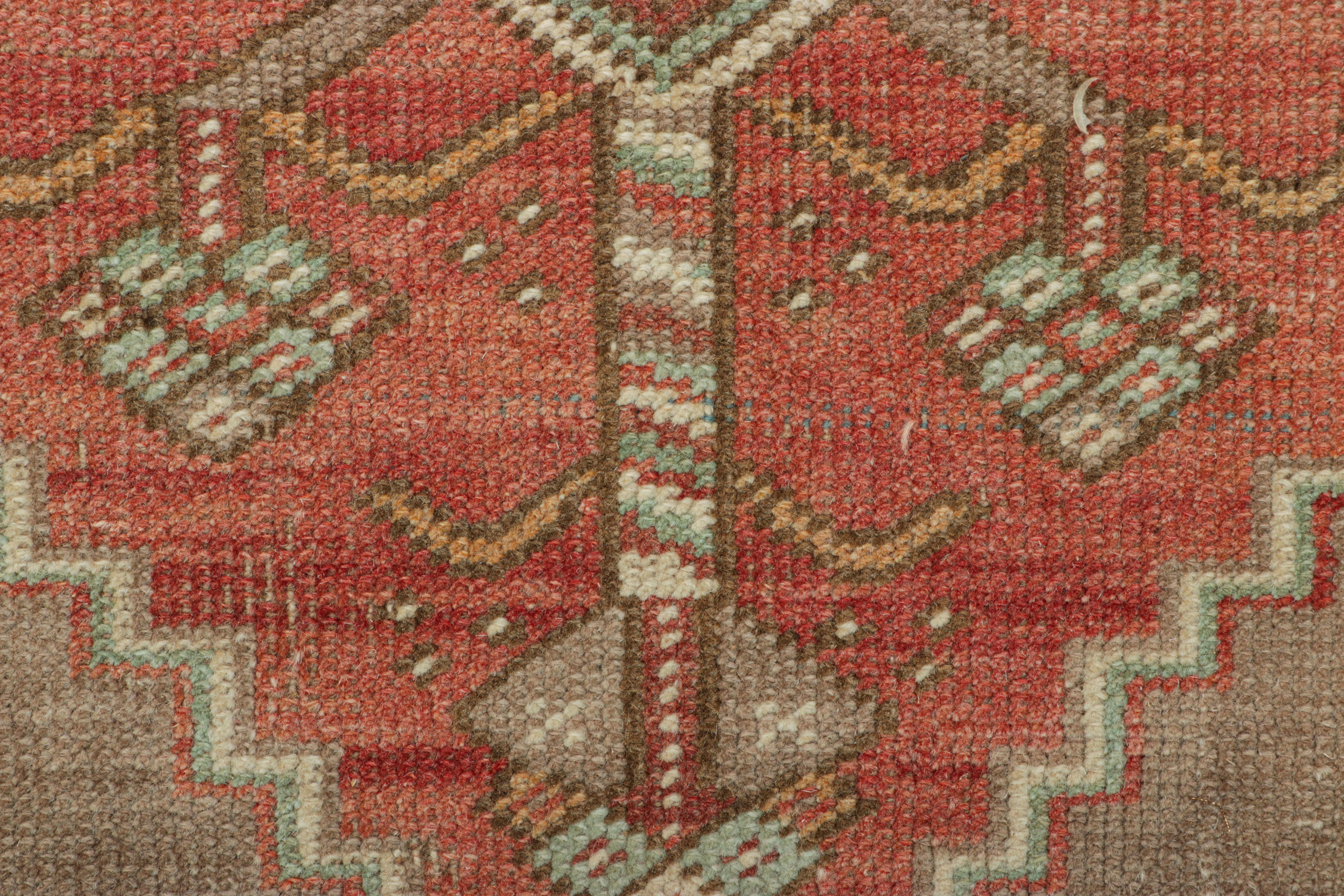 Türkischer Vintage-Teppich in Rosa mit buntem geometrischem Medaillon  Rug & Kilim (Mitte des 20. Jahrhunderts) im Angebot
