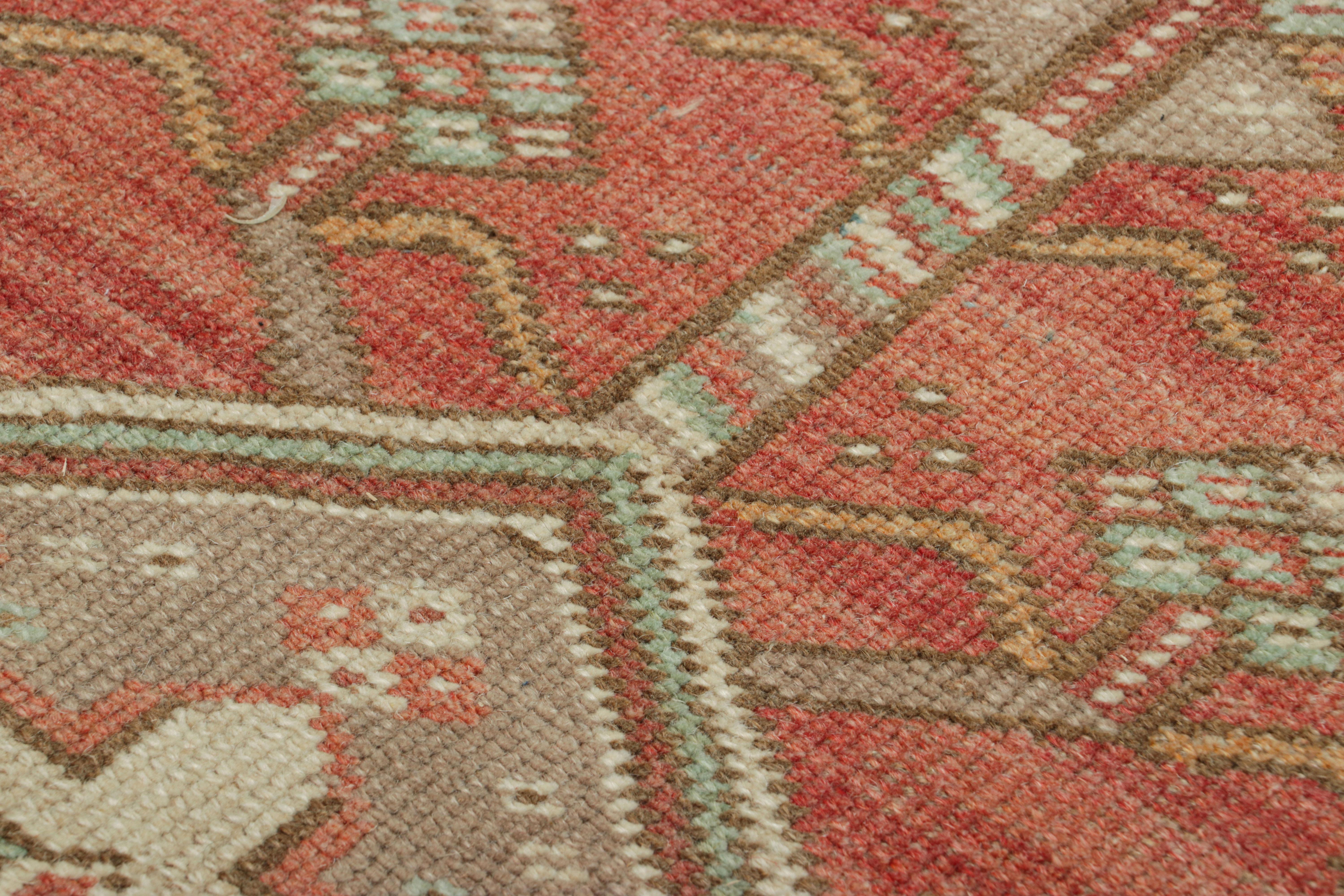 Türkischer Vintage-Teppich in Rosa mit buntem geometrischem Medaillon  Rug & Kilim (Wolle) im Angebot