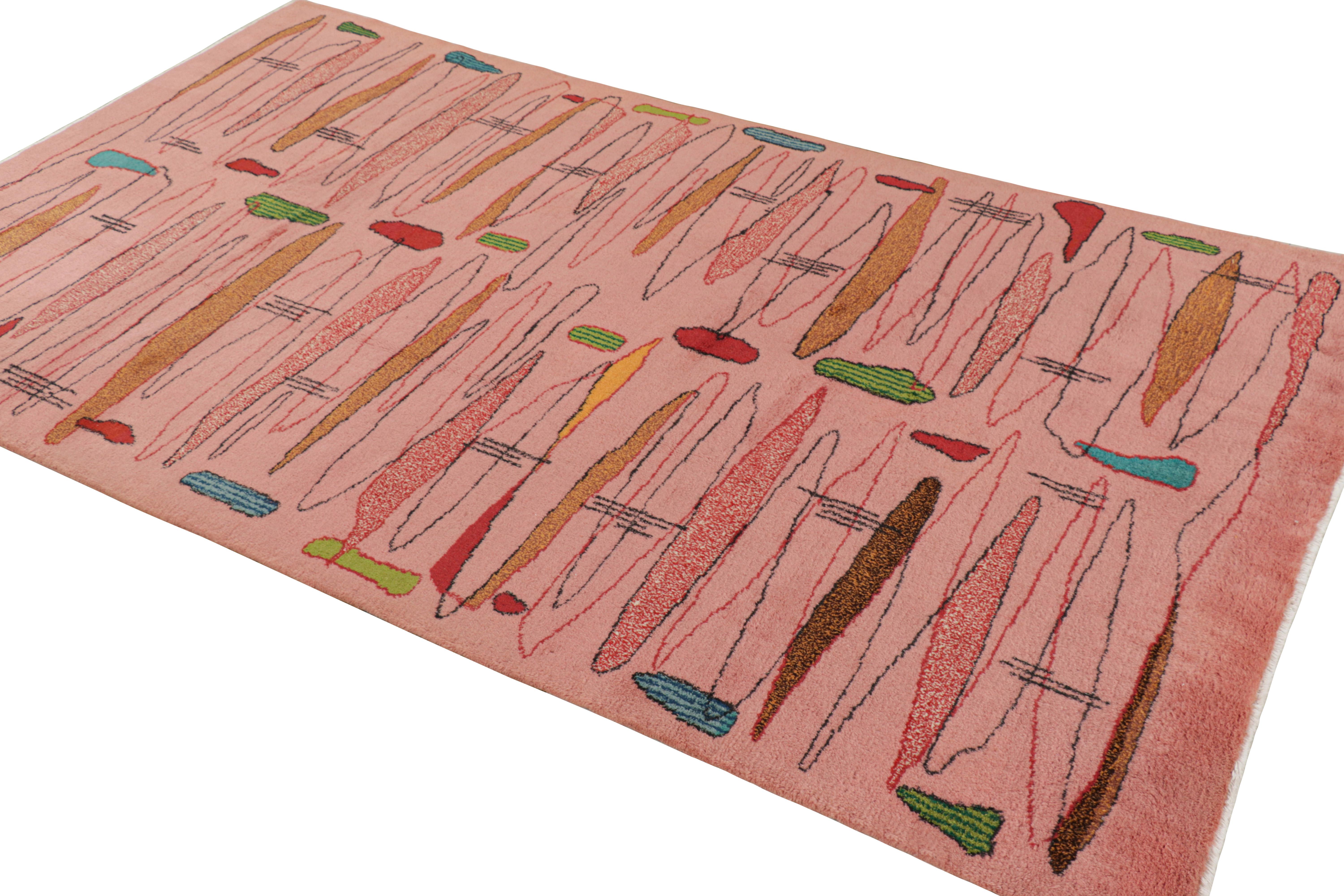 Türkischer Vintage-Teppich in Rosa mit bunten geometrischen Mustern, von Rug & Kilim im Zustand „Gut“ im Angebot in Long Island City, NY