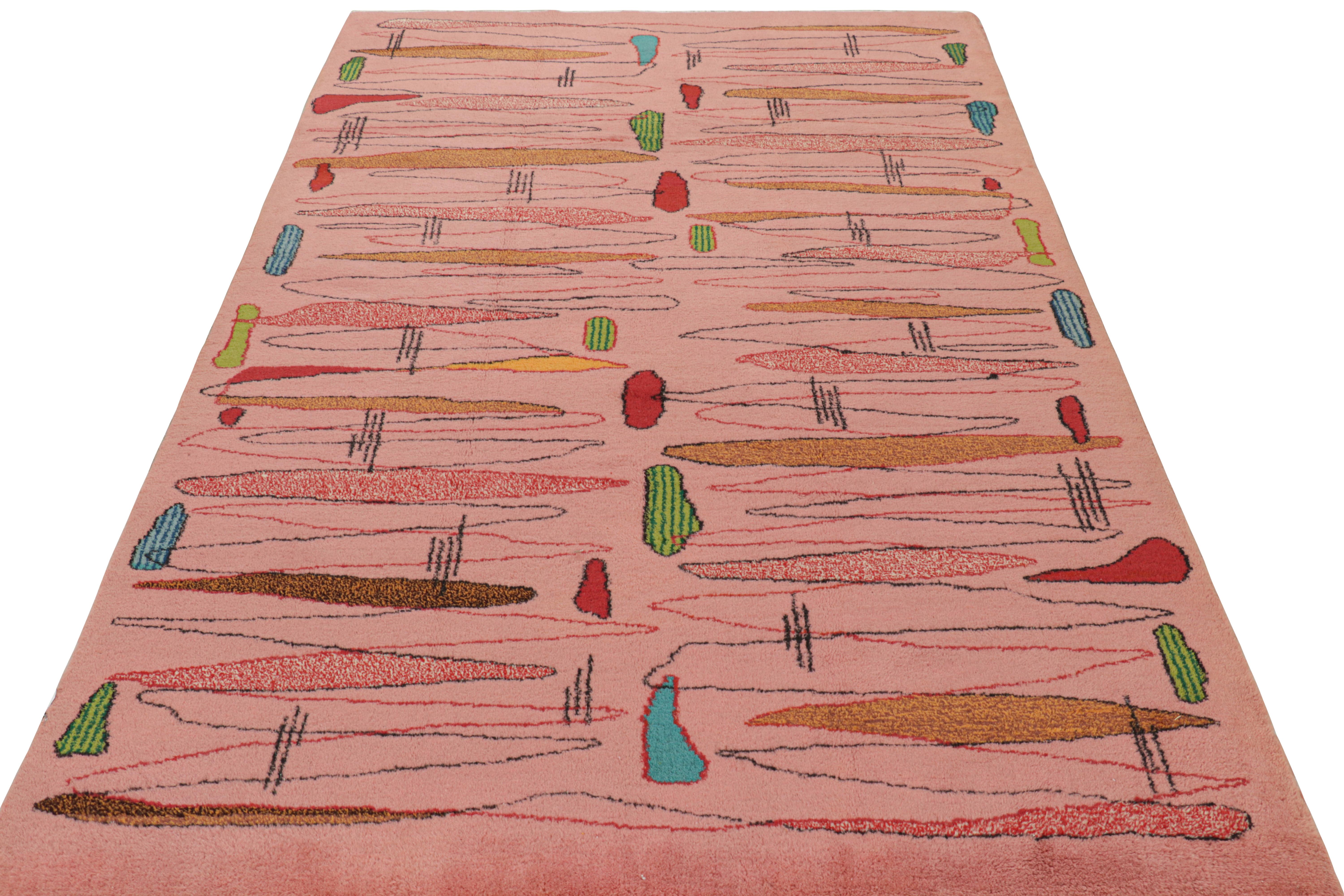 Türkischer Vintage-Teppich in Rosa mit bunten geometrischen Mustern, von Rug & Kilim (Mitte des 20. Jahrhunderts) im Angebot