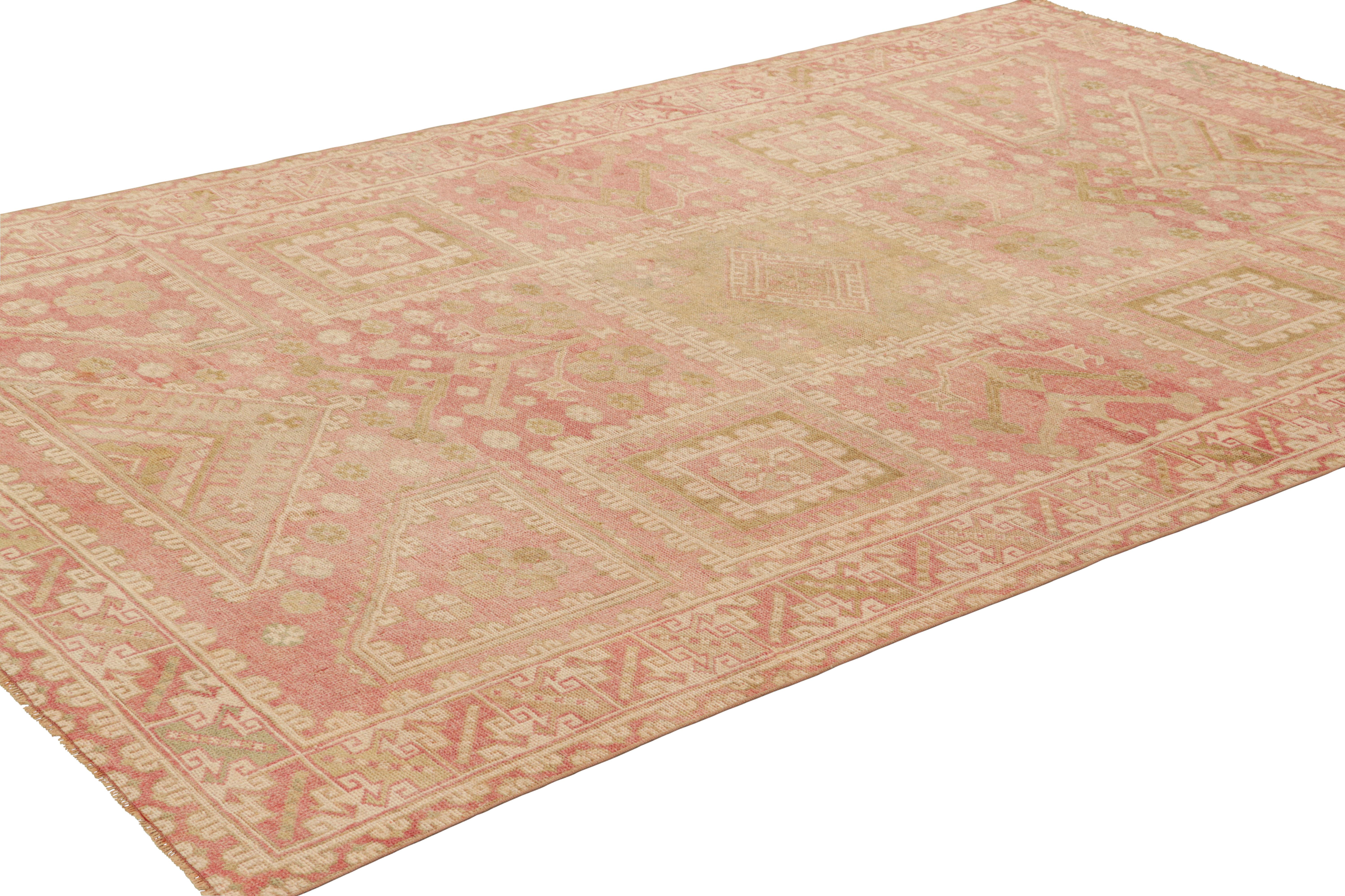Türkischer Vintage-Teppich in Rosa, mit geometrischen Mustern, von Rug & Kilim im Zustand „Gut“ im Angebot in Long Island City, NY