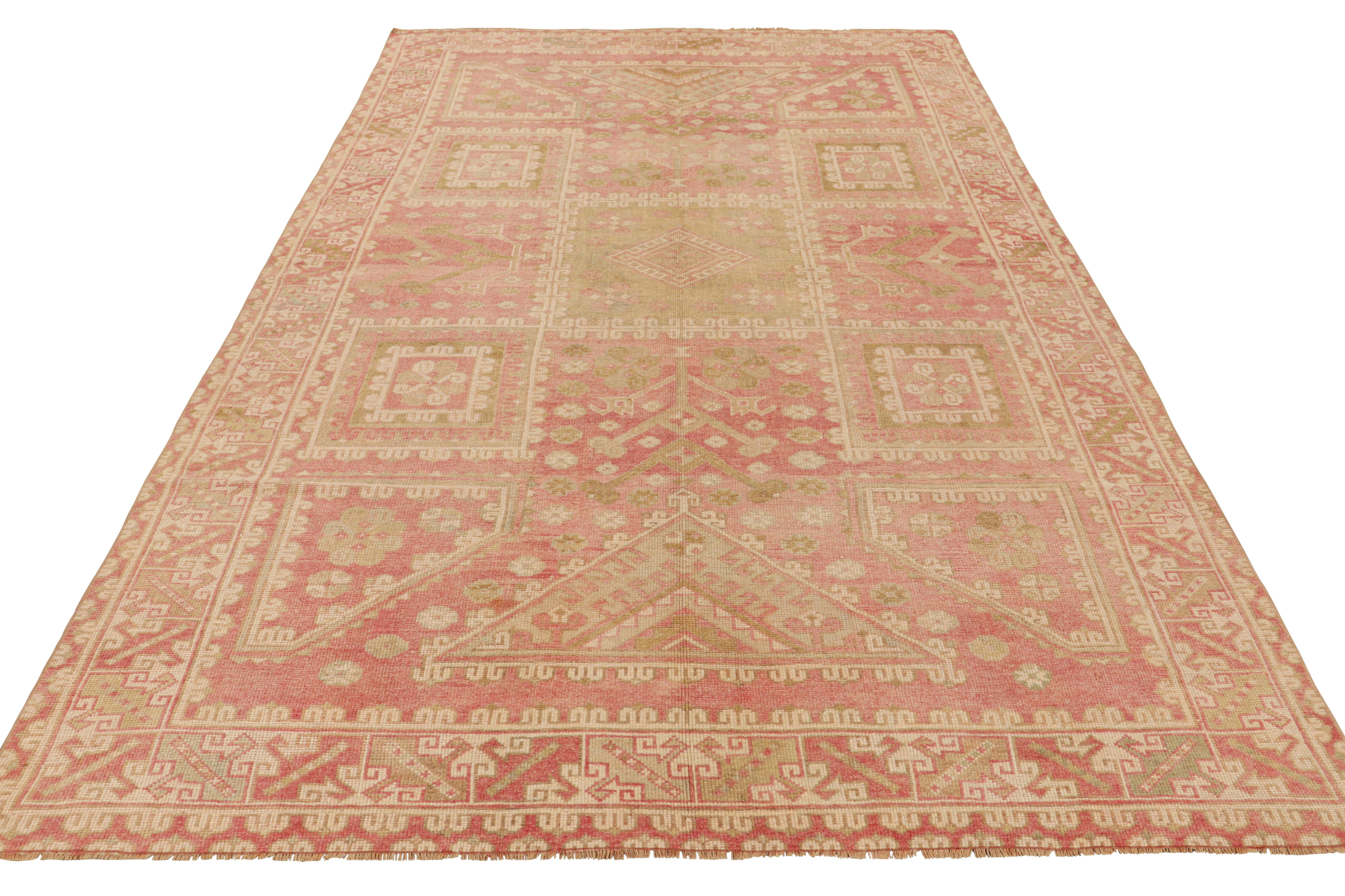 Türkischer Vintage-Teppich in Rosa, mit geometrischen Mustern, von Rug & Kilim (Mitte des 20. Jahrhunderts) im Angebot
