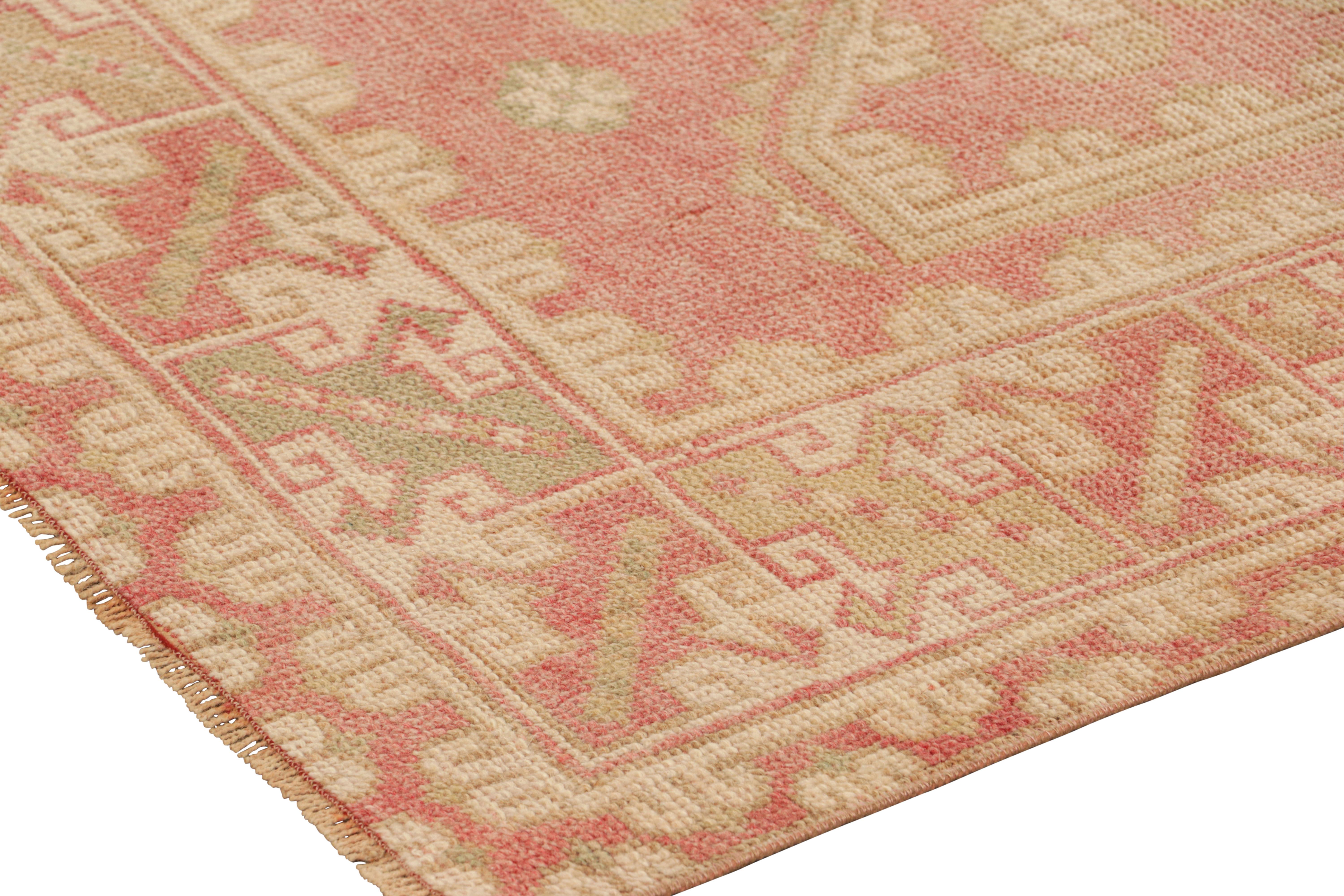 Türkischer Vintage-Teppich in Rosa, mit geometrischen Mustern, von Rug & Kilim (Wolle) im Angebot