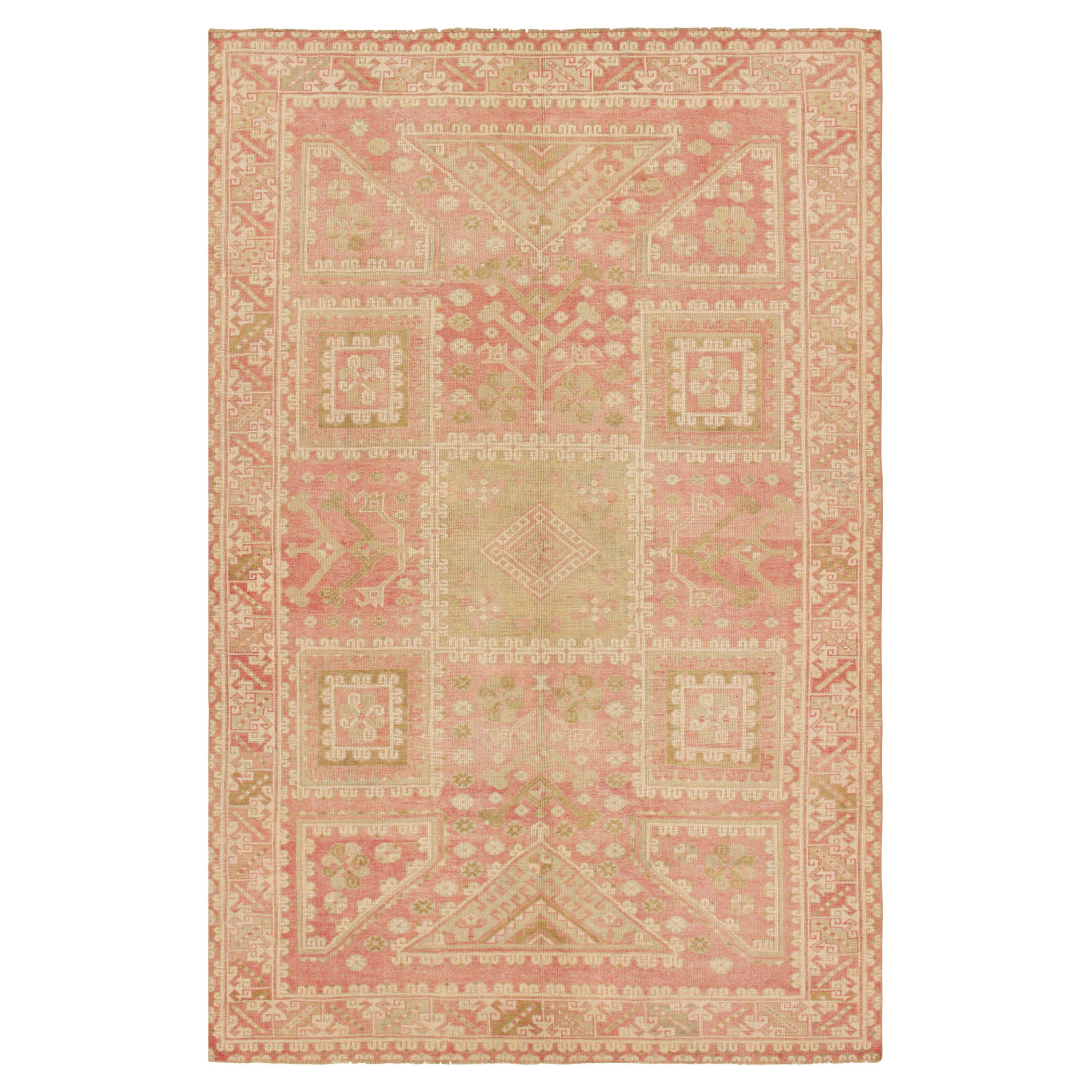 Türkischer Vintage-Teppich in Rosa, mit geometrischen Mustern, von Rug & Kilim