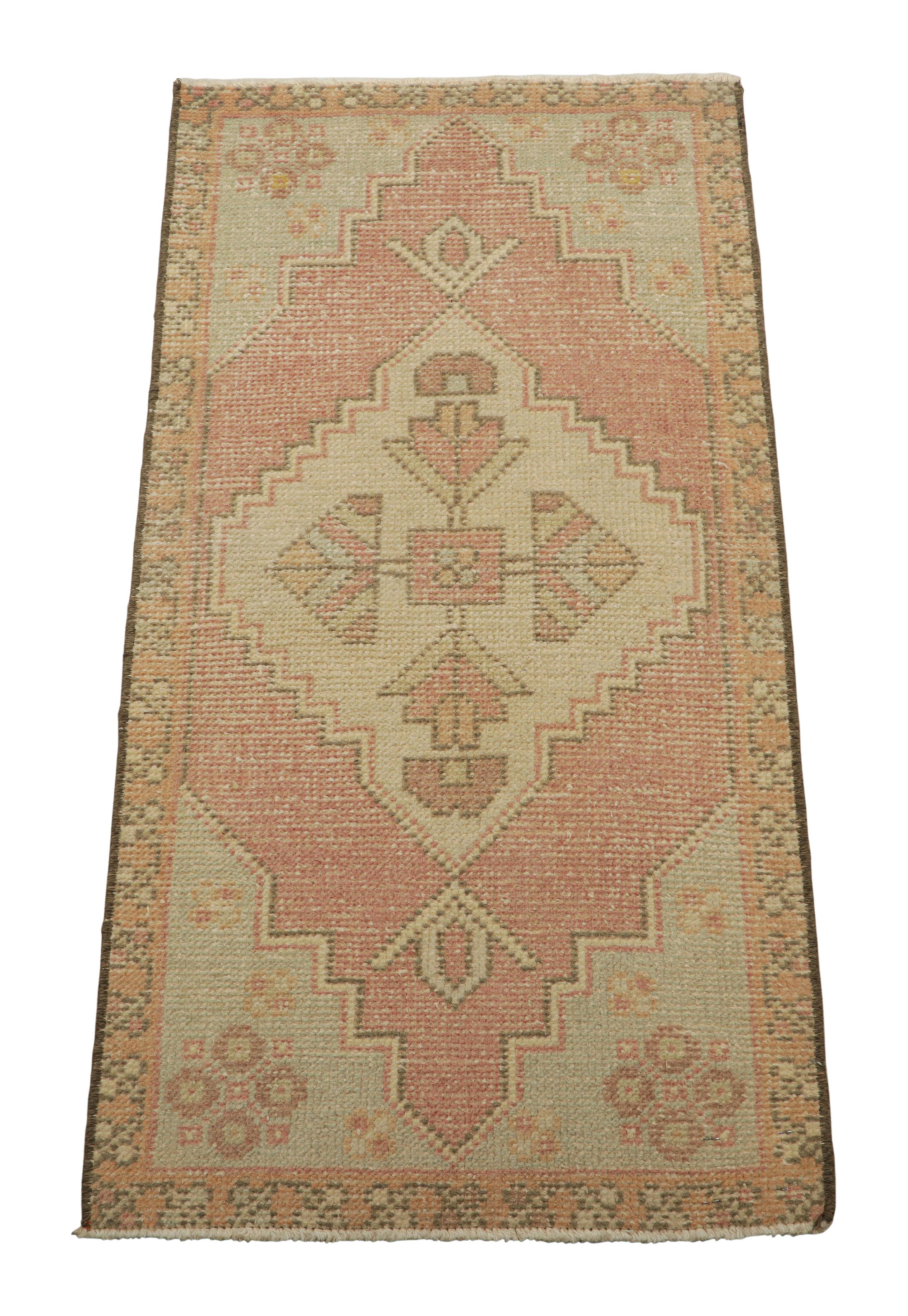  Dieser türkische Teppich im Geschenkformat 2x3 aus handgeknüpfter Wolle stammt aus der Zeit um 1950-1960 und ist eine kühne neue Ergänzung zu Rug & Kilims Auswahl an seltenen und sammelwürdigen Teppichen dieser Provenienz aus der Mitte des