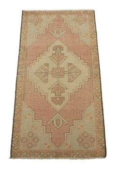 Türkischer Vintage-Teppich in Rosa mit polychromem, geometrischem Medaillon  Rug & Kilim