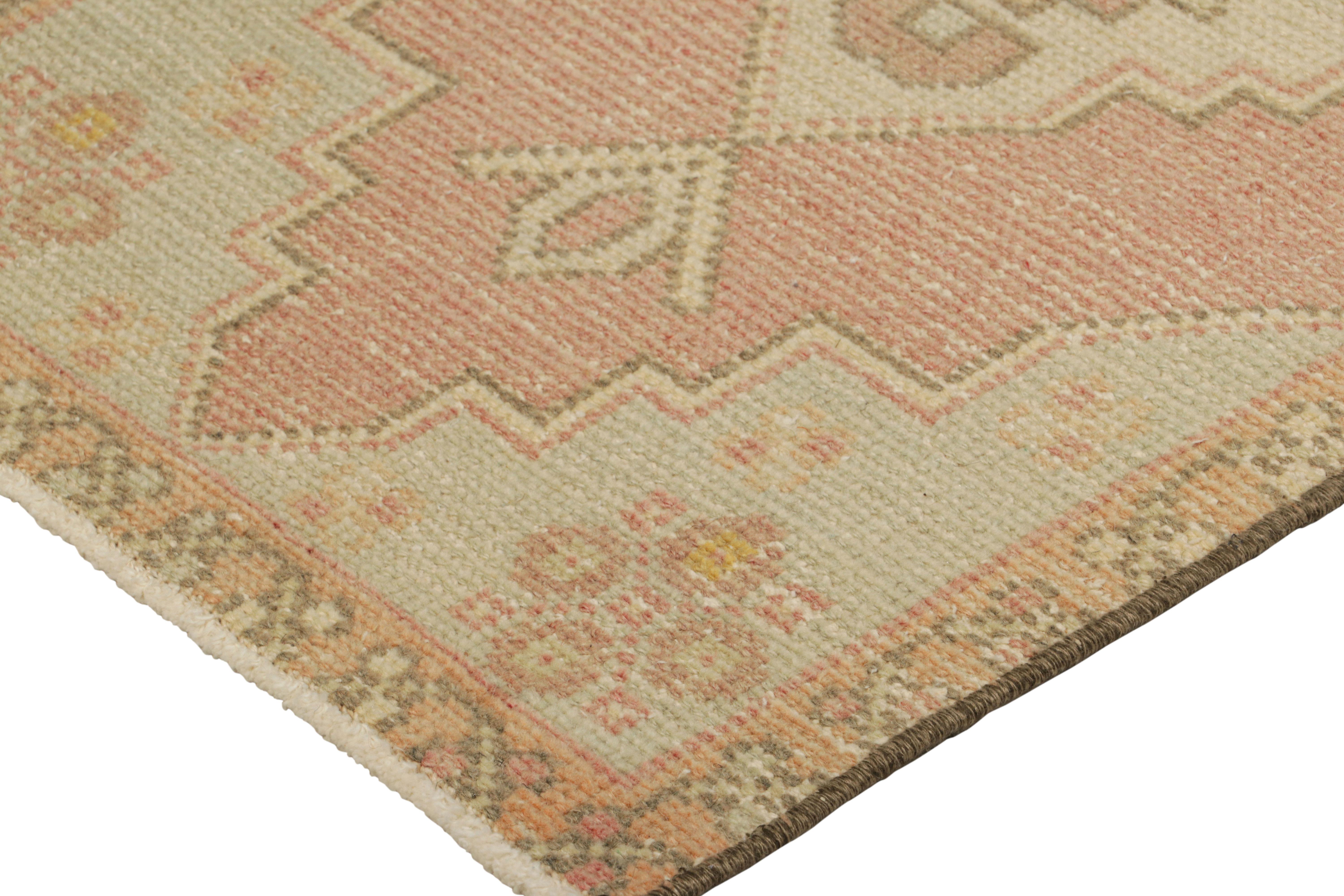 Türkischer Vintage-Teppich in Rosa mit polychromem, geometrischem Medaillon  Rug & Kilim (Handgeknüpft) im Angebot