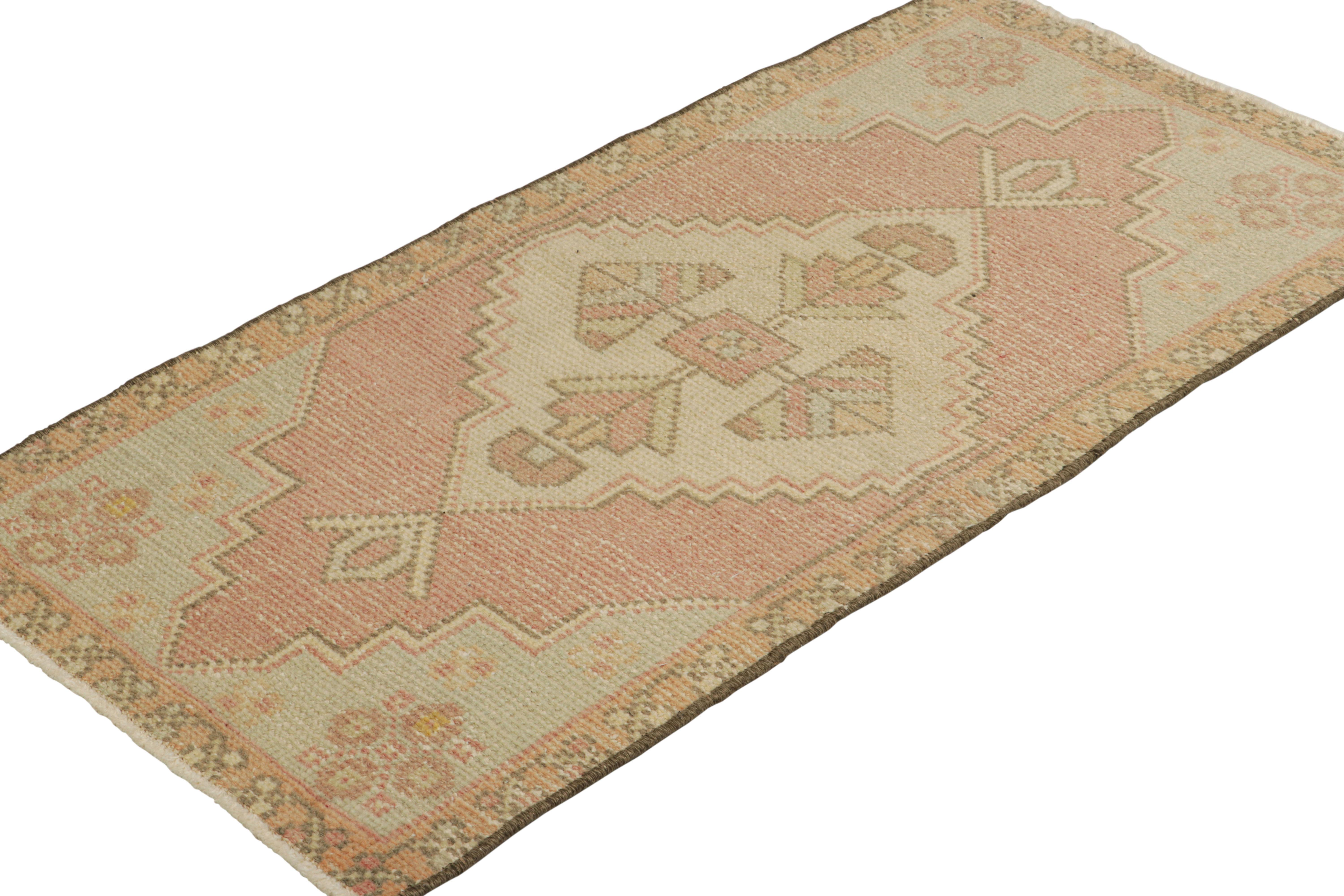 Türkischer Vintage-Teppich in Rosa mit polychromem, geometrischem Medaillon  Rug & Kilim im Zustand „Gut“ im Angebot in Long Island City, NY