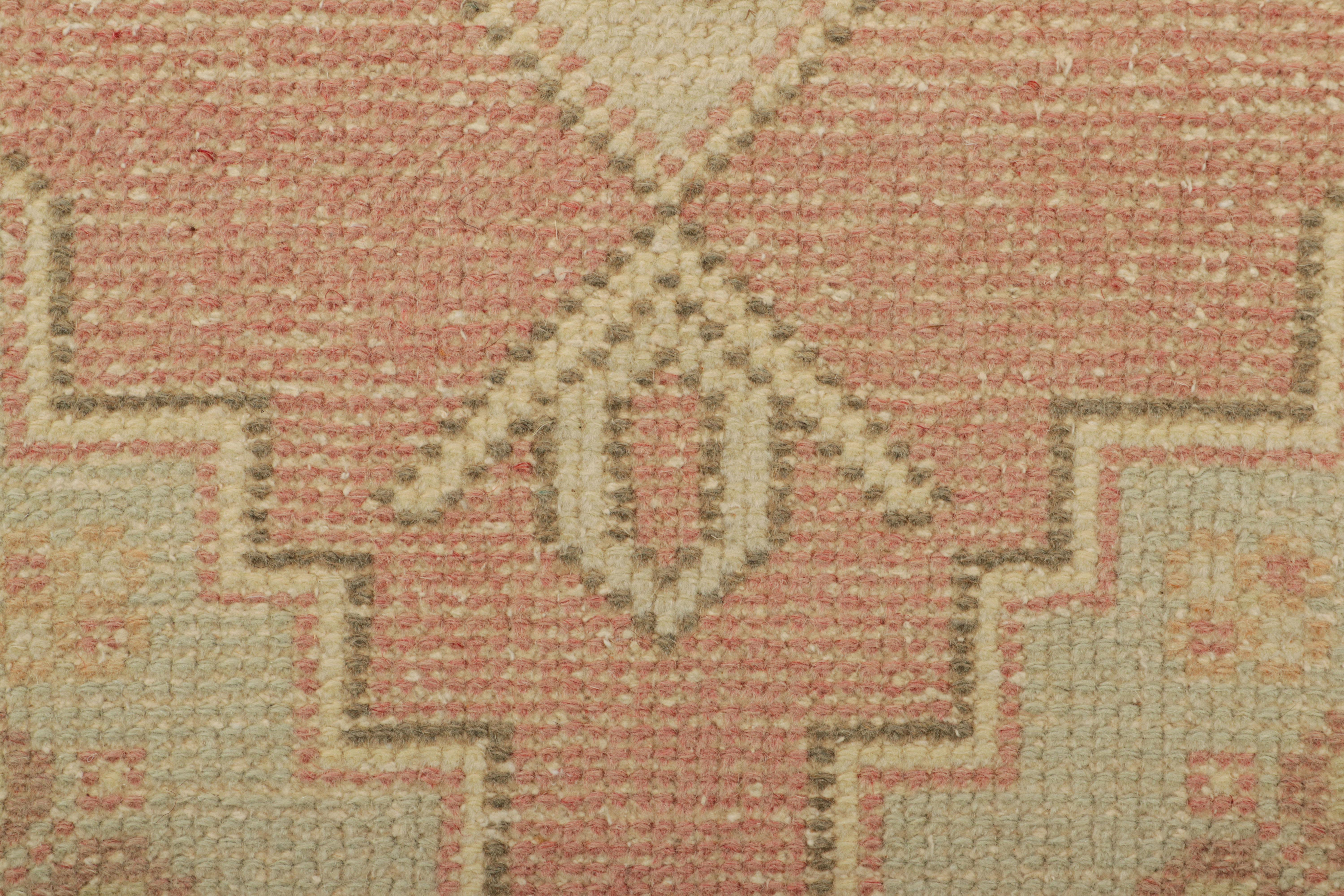 Türkischer Vintage-Teppich in Rosa mit polychromem, geometrischem Medaillon  Rug & Kilim (Mitte des 20. Jahrhunderts) im Angebot