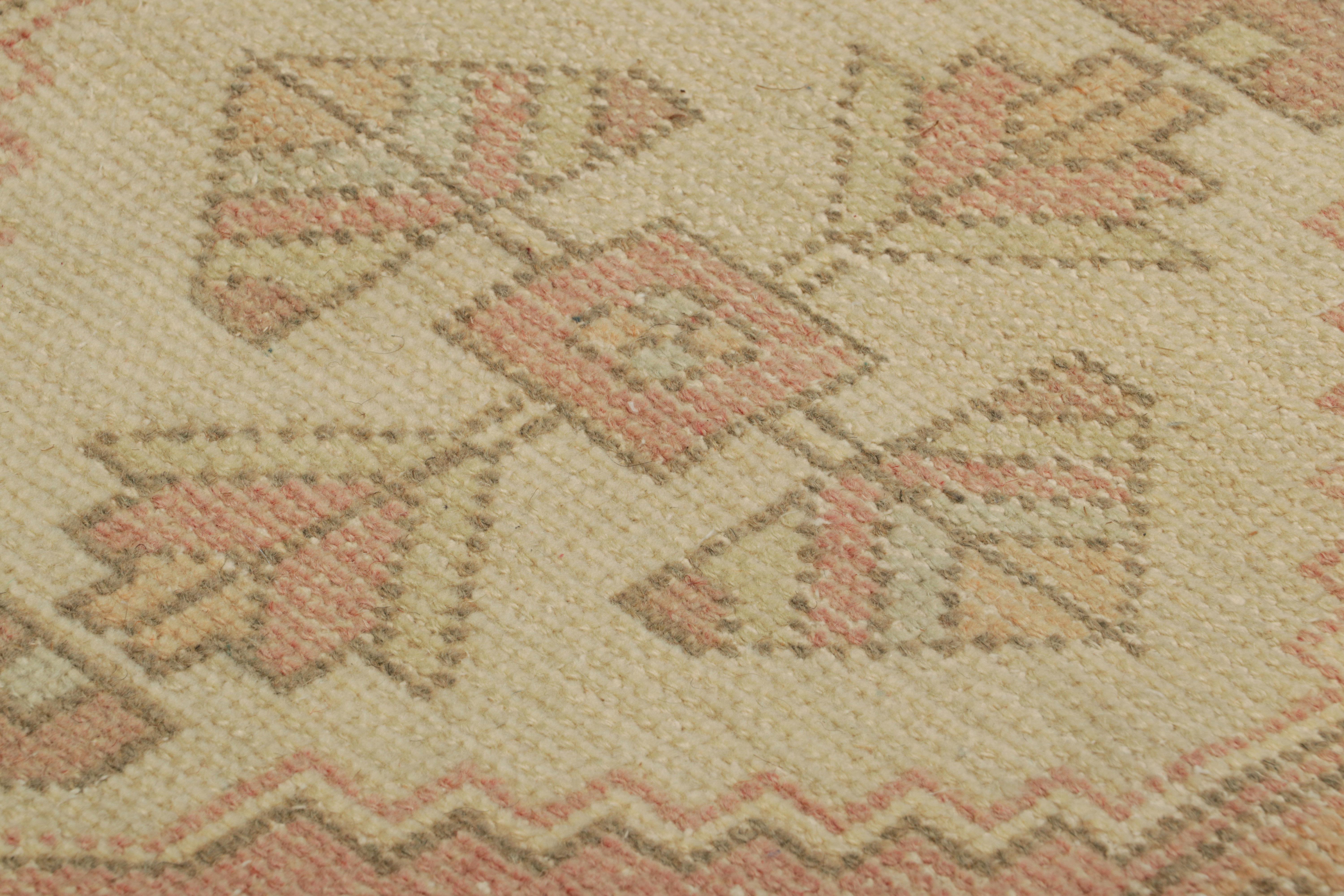 Türkischer Vintage-Teppich in Rosa mit polychromem, geometrischem Medaillon  Rug & Kilim (Wolle) im Angebot