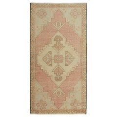 Tappeto turco vintage in rosa con medaglione geometrico policromatico  Rug & Kilim