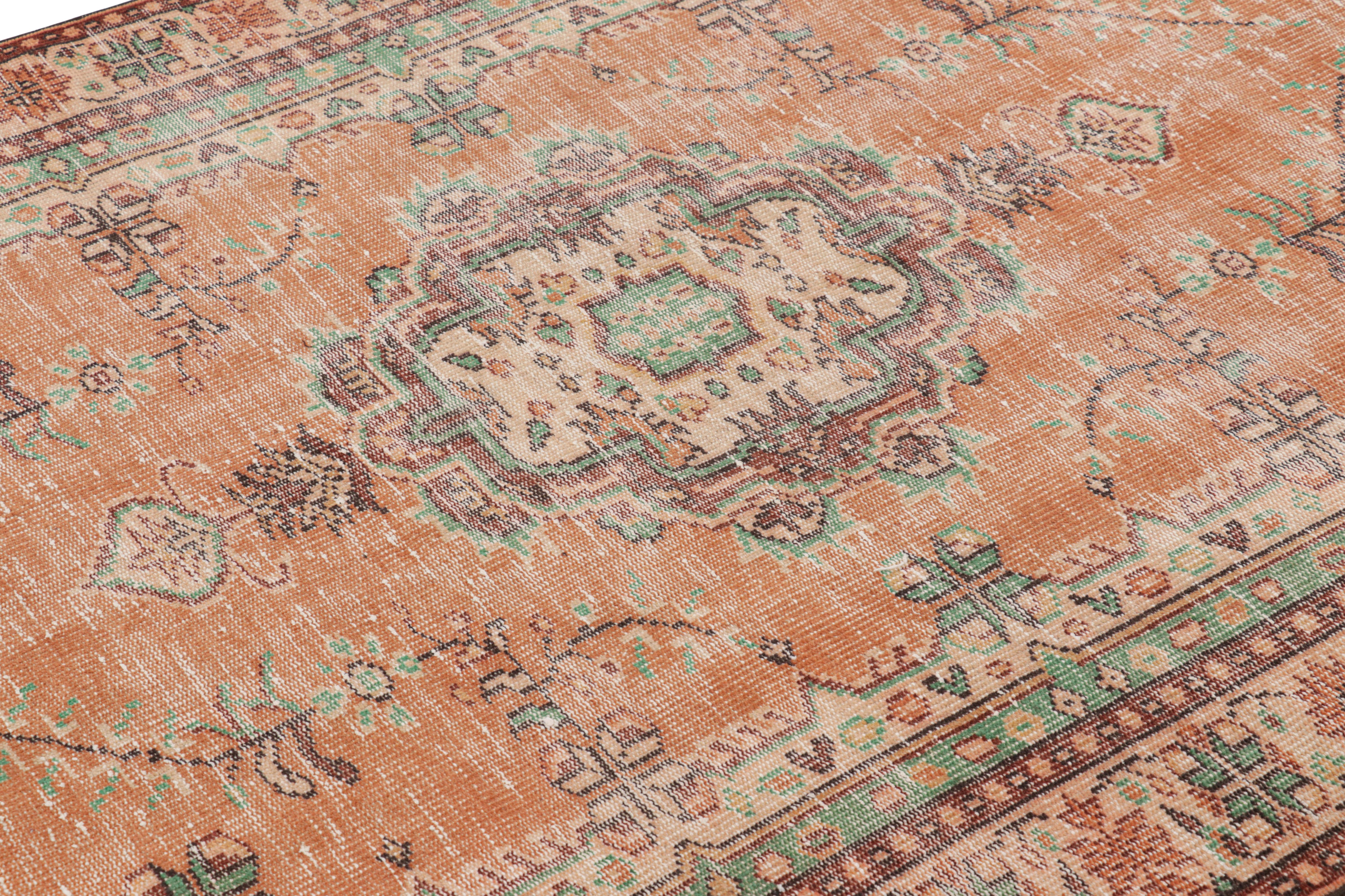 Dieser handgeknüpfte türkische Teppich im Format 5x9 gehört zu dieser Kollektion von Teppichen aus der Mitte des Jahrhunderts, die durch ihre antike Waschung ein fast schon altmodisches Aussehen erhalten.  

Über das Design: 

Dieser türkische
