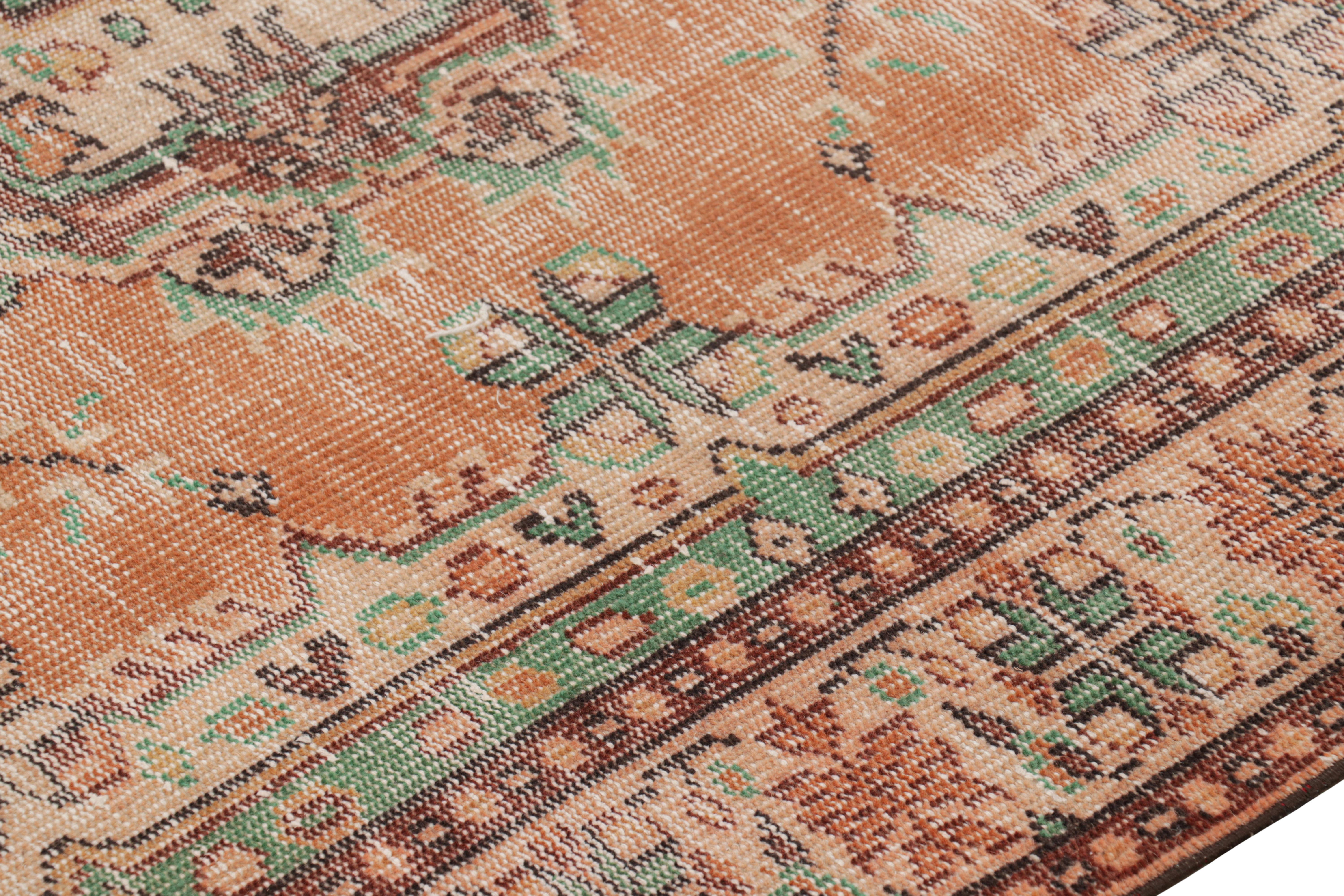 Türkischer Vintage-Teppich mit mehrfarbigen Mustern und Medaillon, von Rug & Kilim (Handgeknüpft) im Angebot