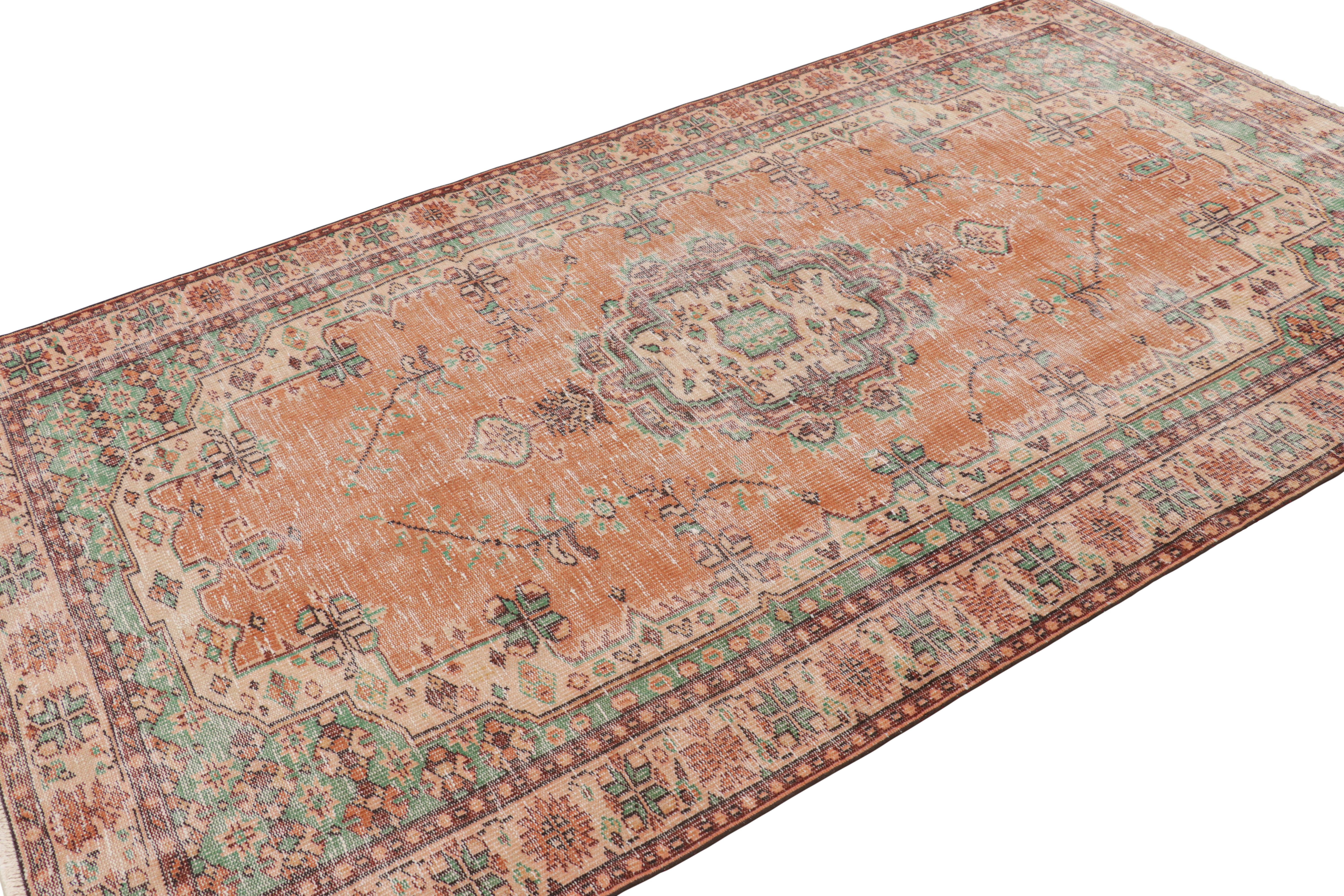 Türkischer Vintage-Teppich mit mehrfarbigen Mustern und Medaillon, von Rug & Kilim im Zustand „Gut“ im Angebot in Long Island City, NY