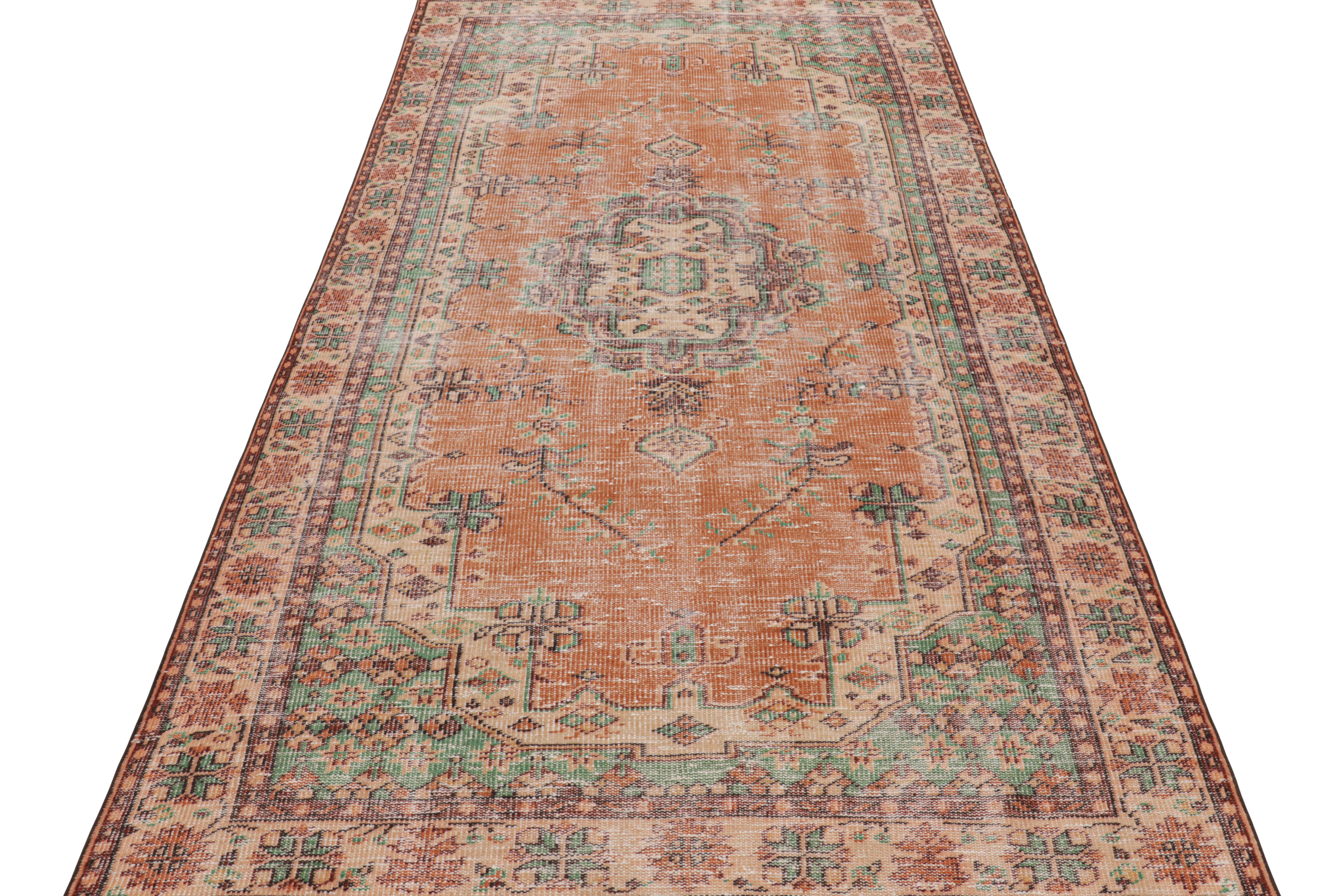 Türkischer Vintage-Teppich mit mehrfarbigen Mustern und Medaillon, von Rug & Kilim (Mitte des 20. Jahrhunderts) im Angebot