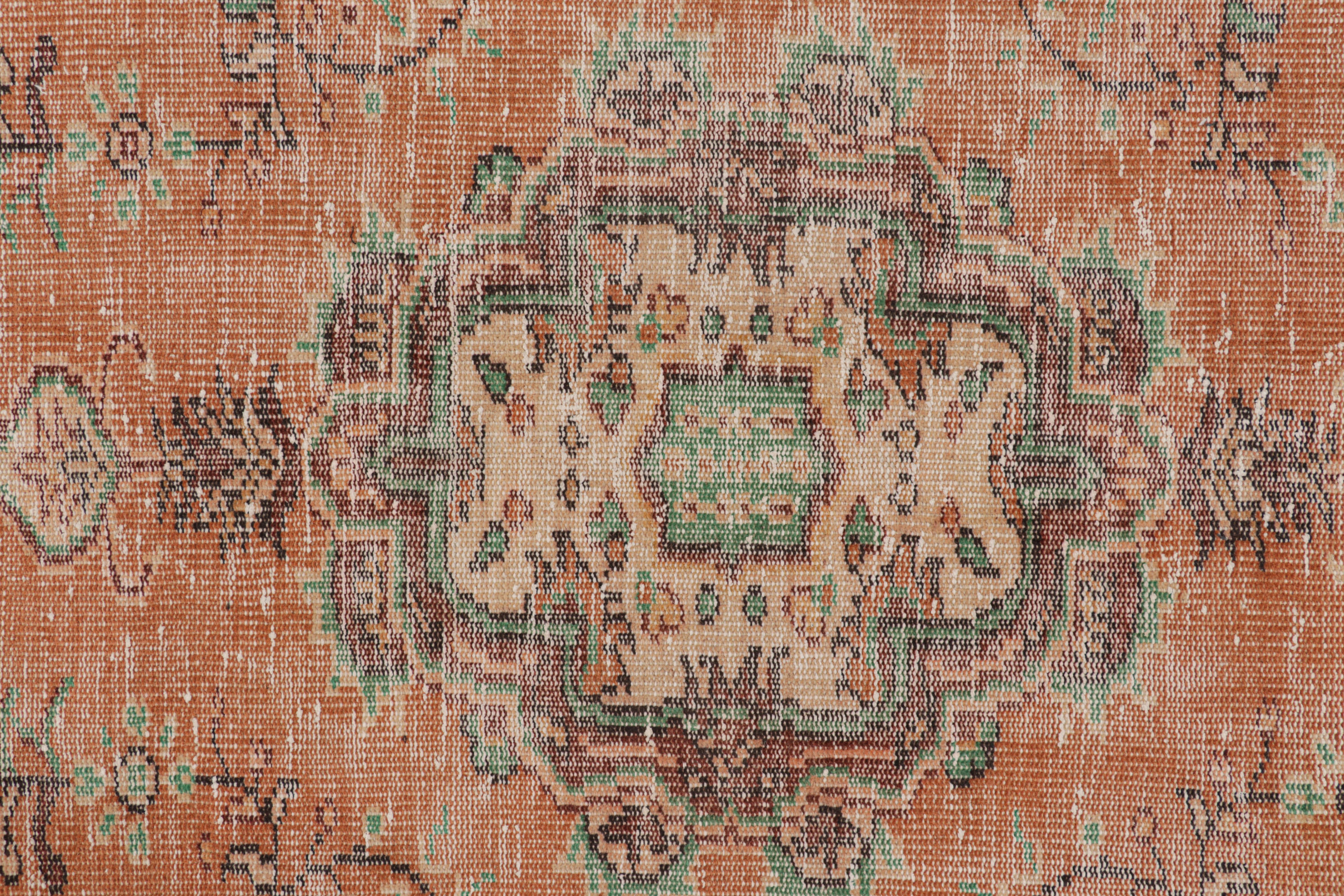 Türkischer Vintage-Teppich mit mehrfarbigen Mustern und Medaillon, von Rug & Kilim (Wolle) im Angebot