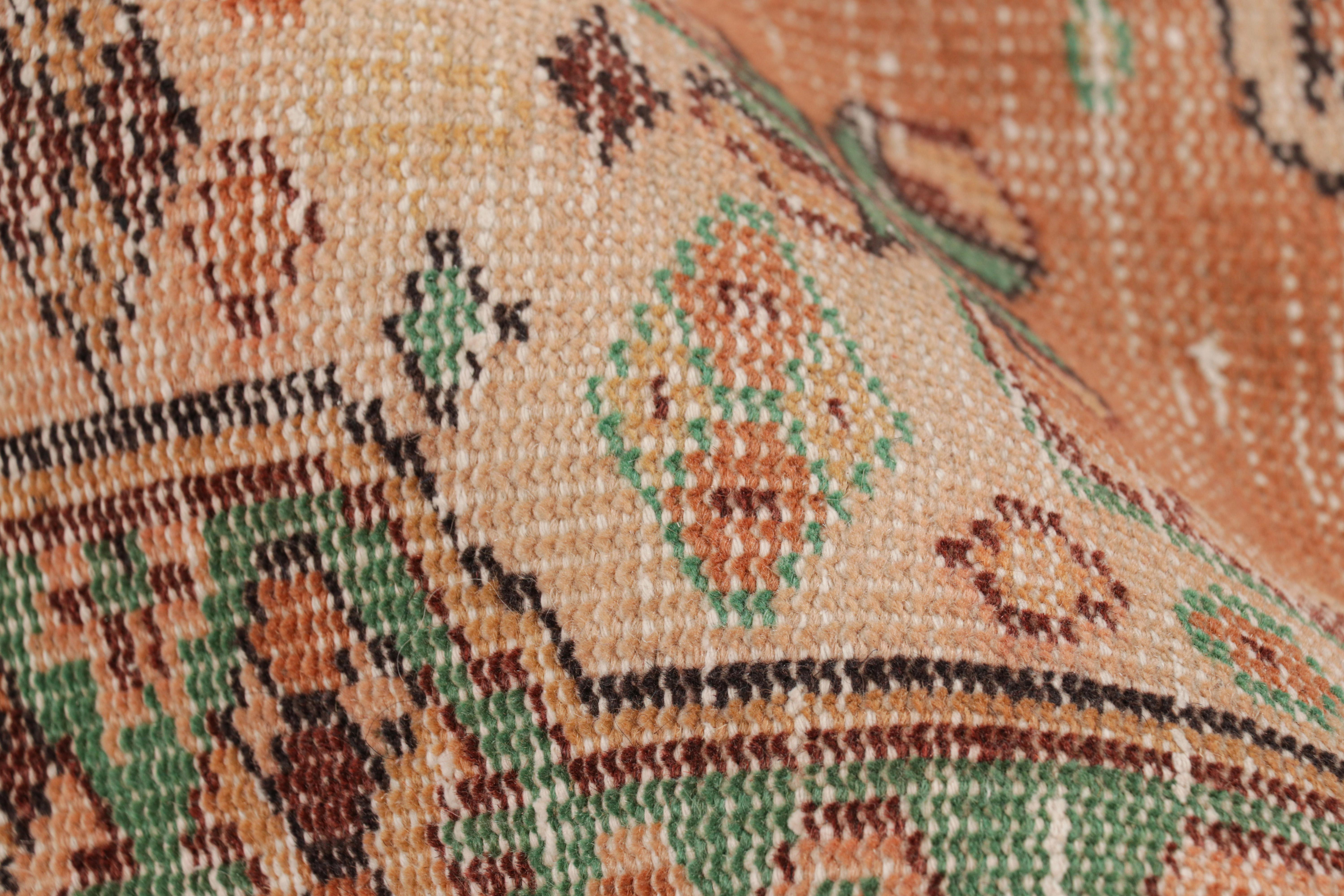 Türkischer Vintage-Teppich mit mehrfarbigen Mustern und Medaillon, von Rug & Kilim im Angebot 1