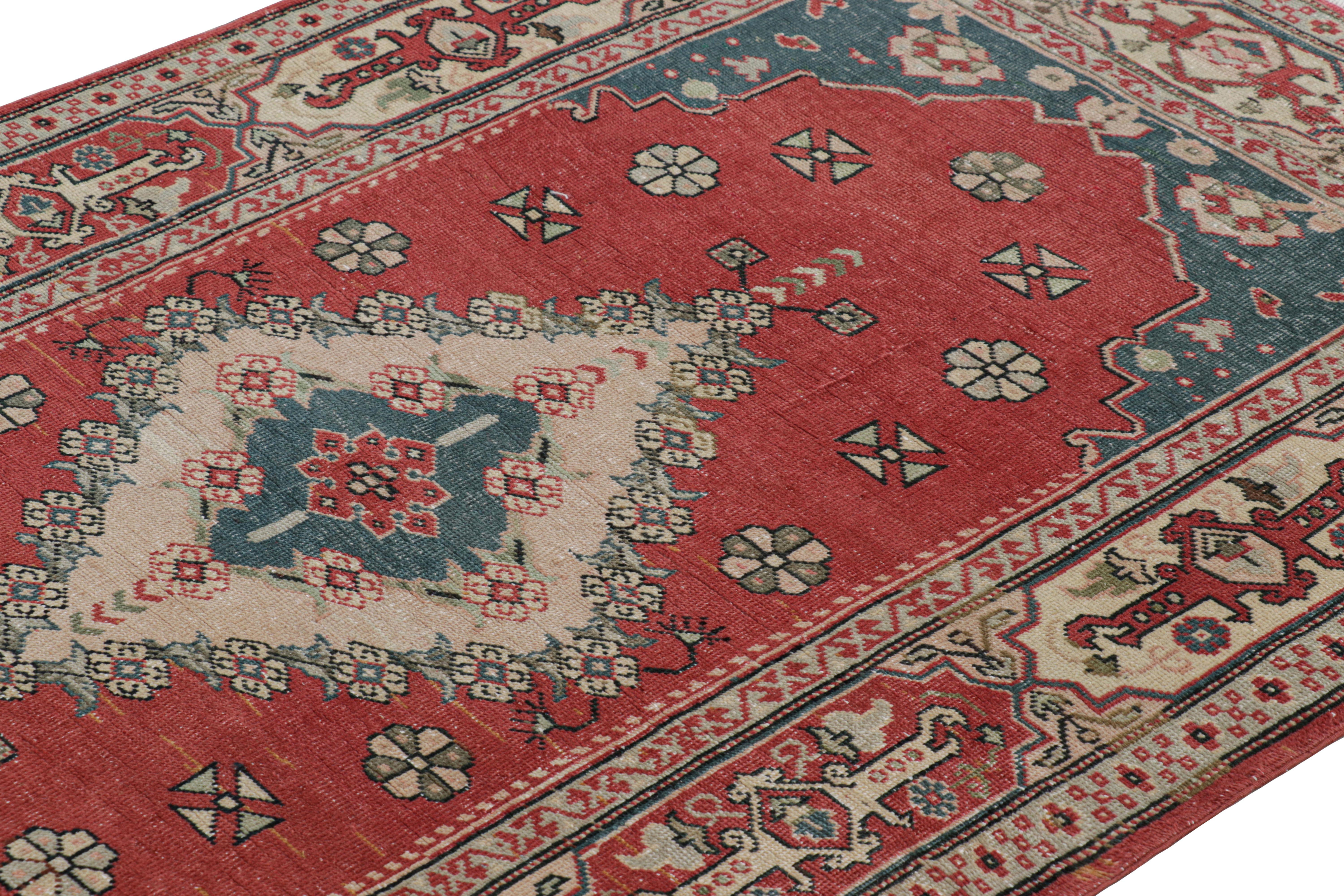 Noué à la main en laine, ce tapis vintage 4x7 originaire de Turquie, vers 1950-1960, est une pièce très spéciale, avec un champ rouge et un médaillon floral coloré. 

Sur le Design/One :

Les amateurs de l'artisanat admireront ce tapis vintage