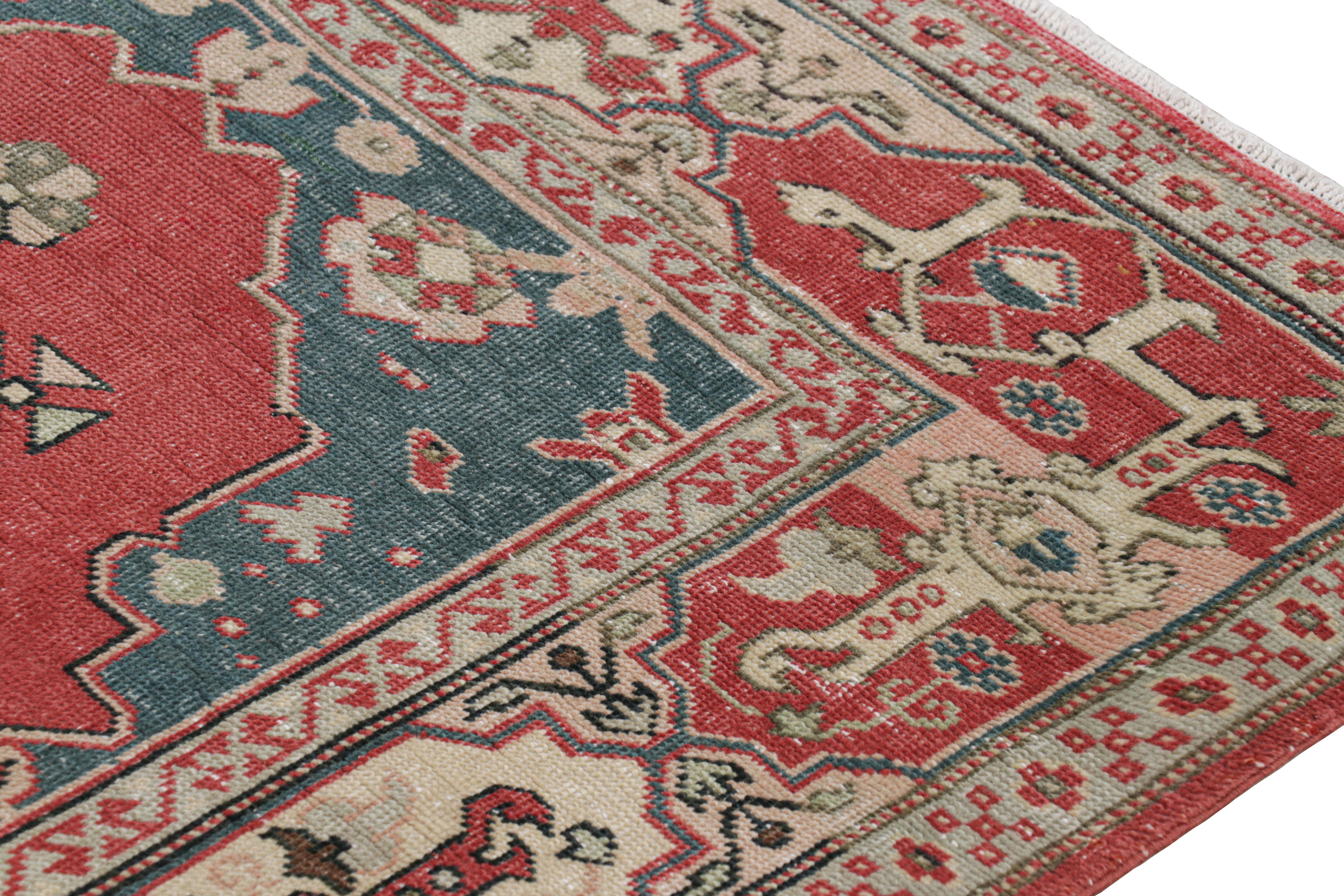 Turc Tapis turc vintage rouge avec médaillon floral coloré, de Rug & Kilim en vente