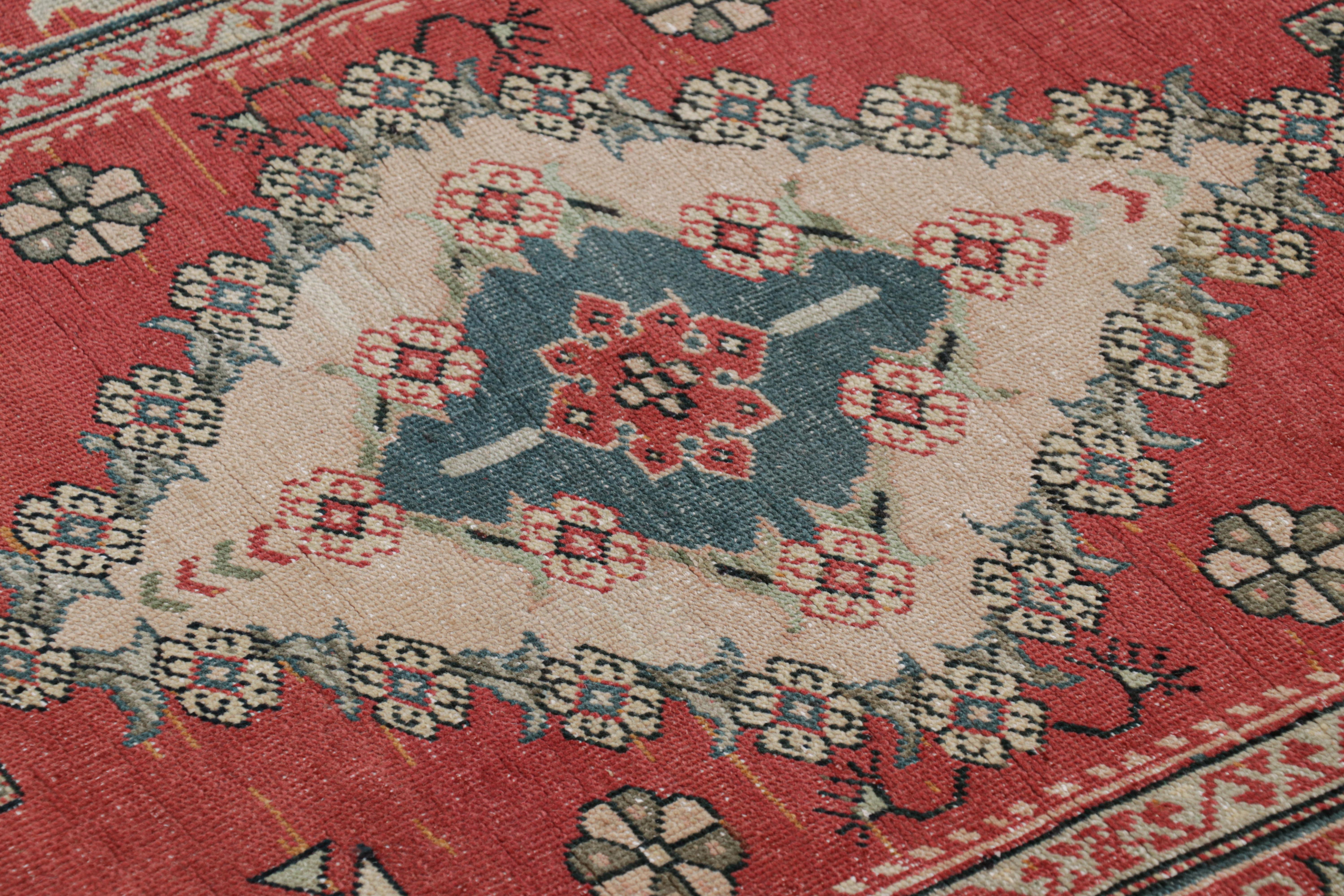 Milieu du XXe siècle Tapis turc vintage rouge avec médaillon floral coloré, de Rug & Kilim en vente