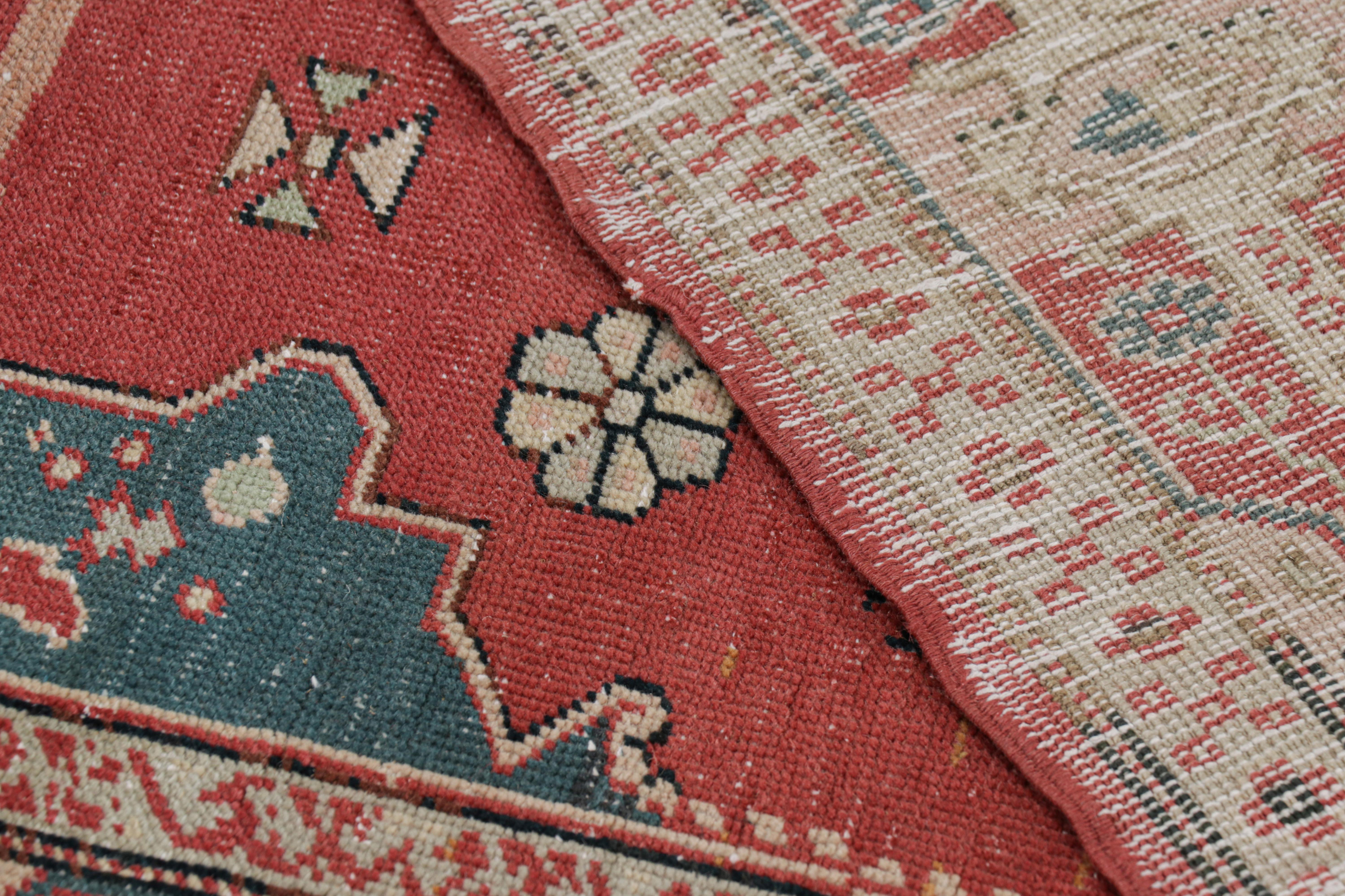 Laine Tapis turc vintage rouge avec médaillon floral coloré, de Rug & Kilim en vente