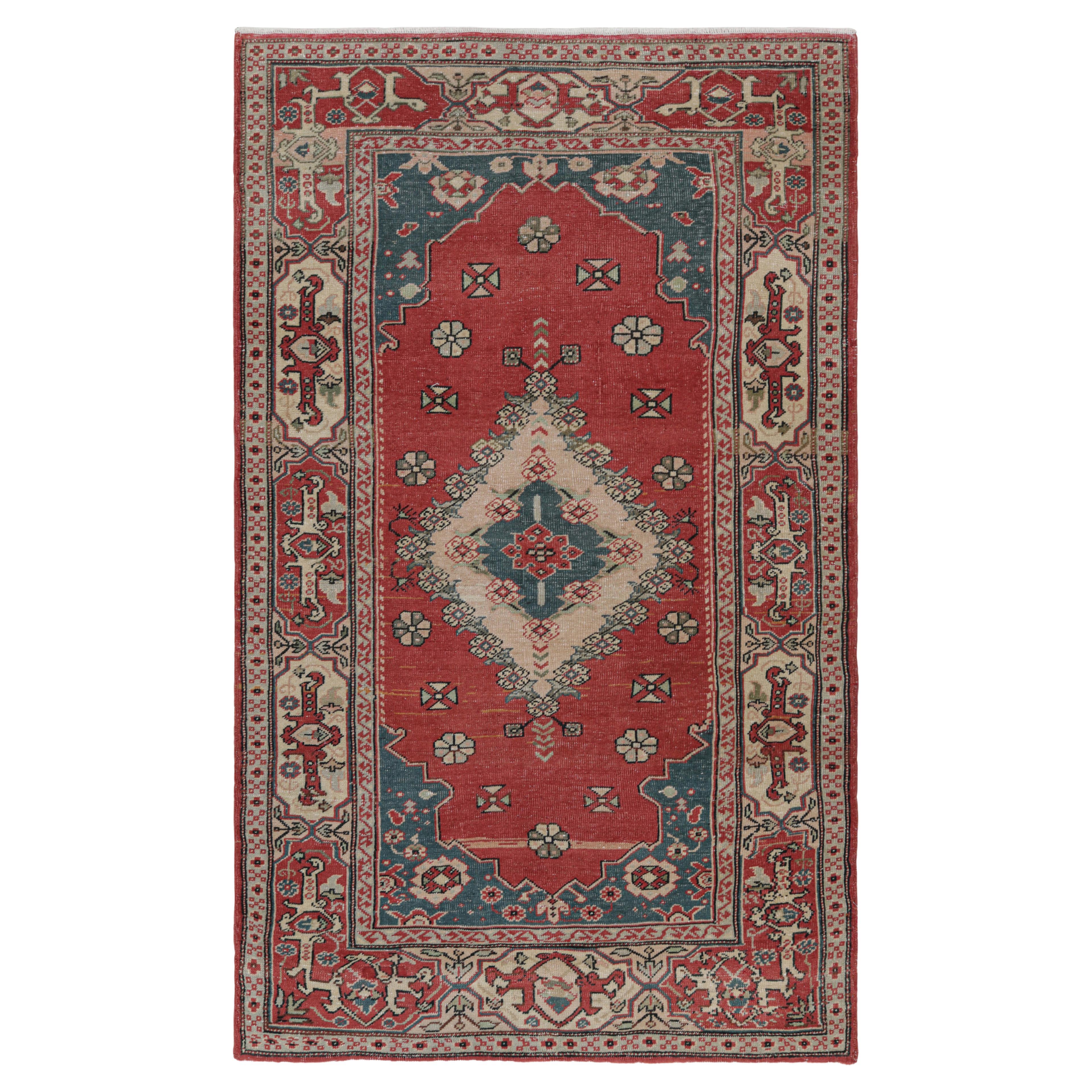 Tapis turc vintage rouge avec médaillon floral coloré, de Rug & Kilim en vente