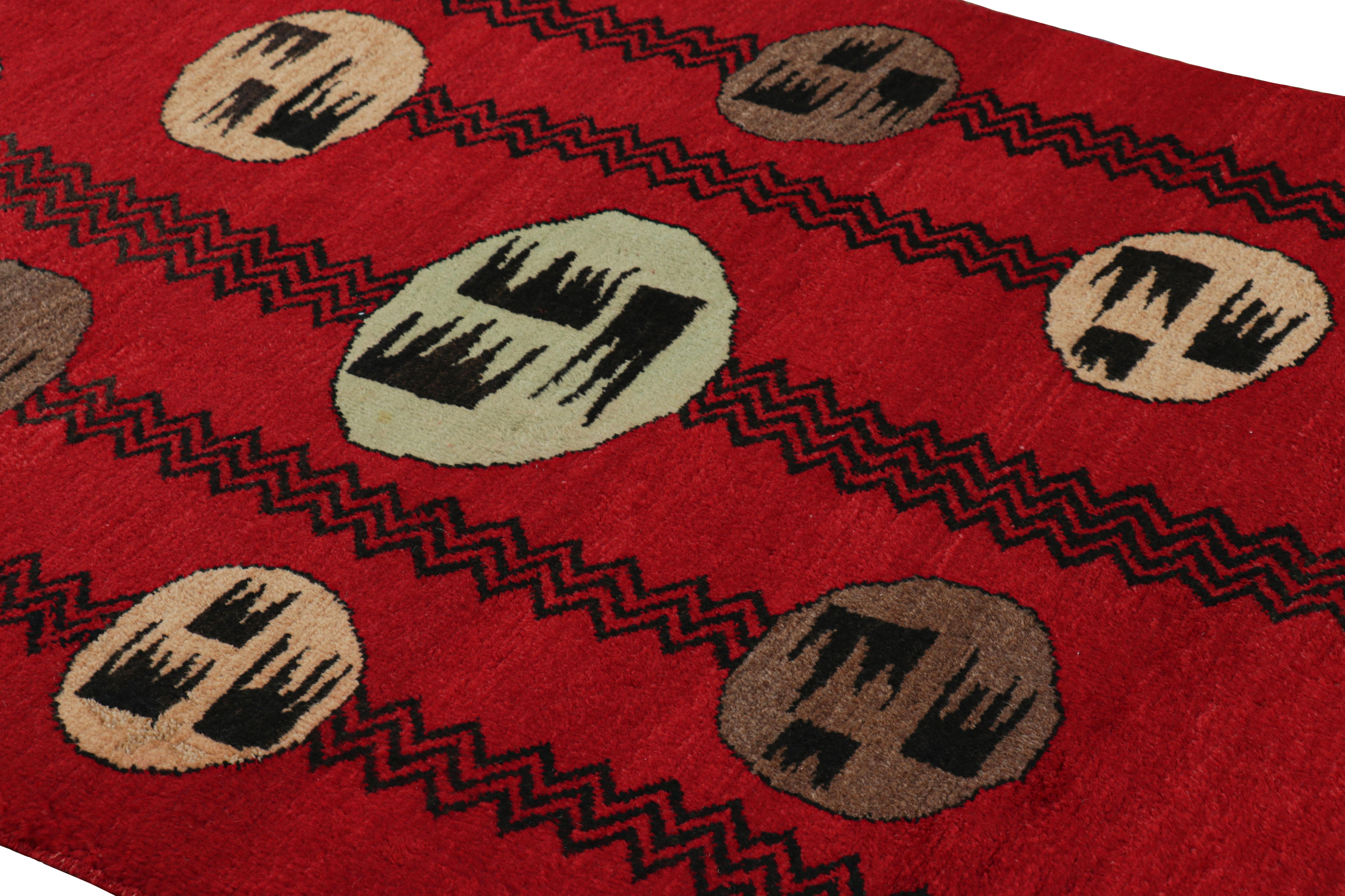 Anudada a mano en lana hacia 1960-1970, esta alfombra vintage de 4 x 7 procedente de Turquía es una pieza muy especial, con un diseño de mediados de siglo que creemos que procede del diseñador multidisciplinar turco Zeki Müren. 

Sobre el