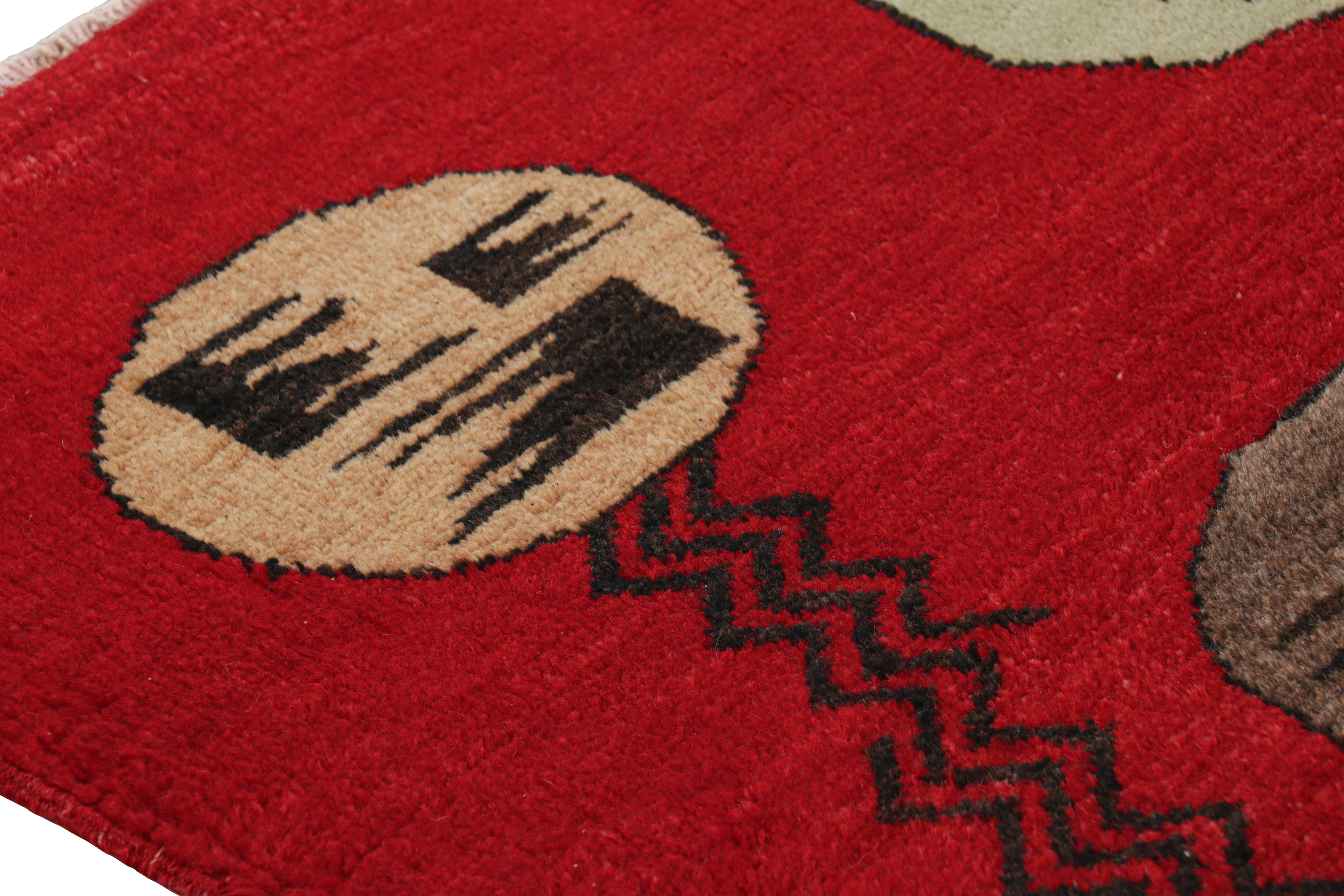 Alfombra turca vintage roja con medallones geométricos de colores, de Rug & Kilim Turco en venta
