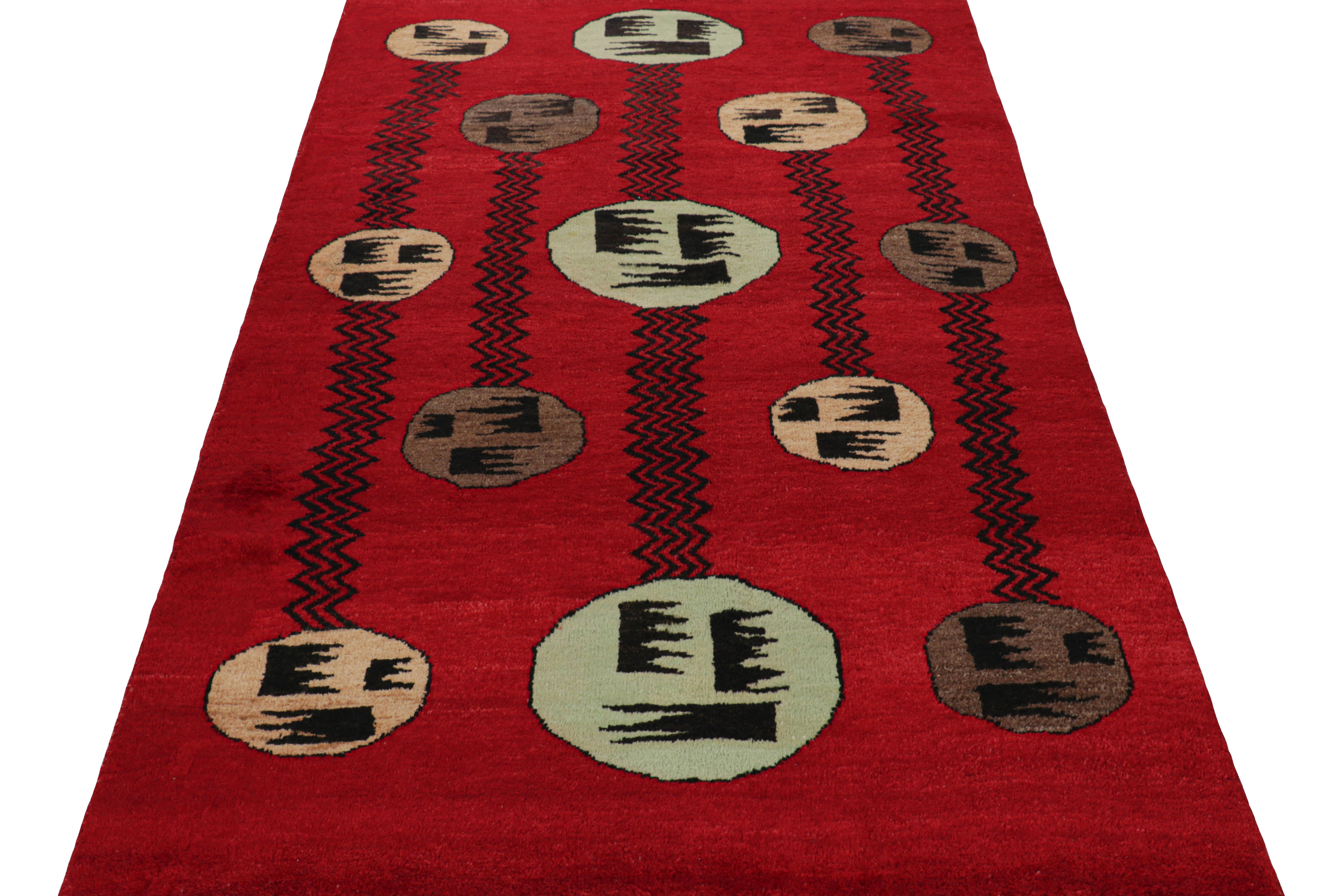 Alfombra turca vintage roja con medallones geométricos de colores, de Rug & Kilim Anudado a mano en venta