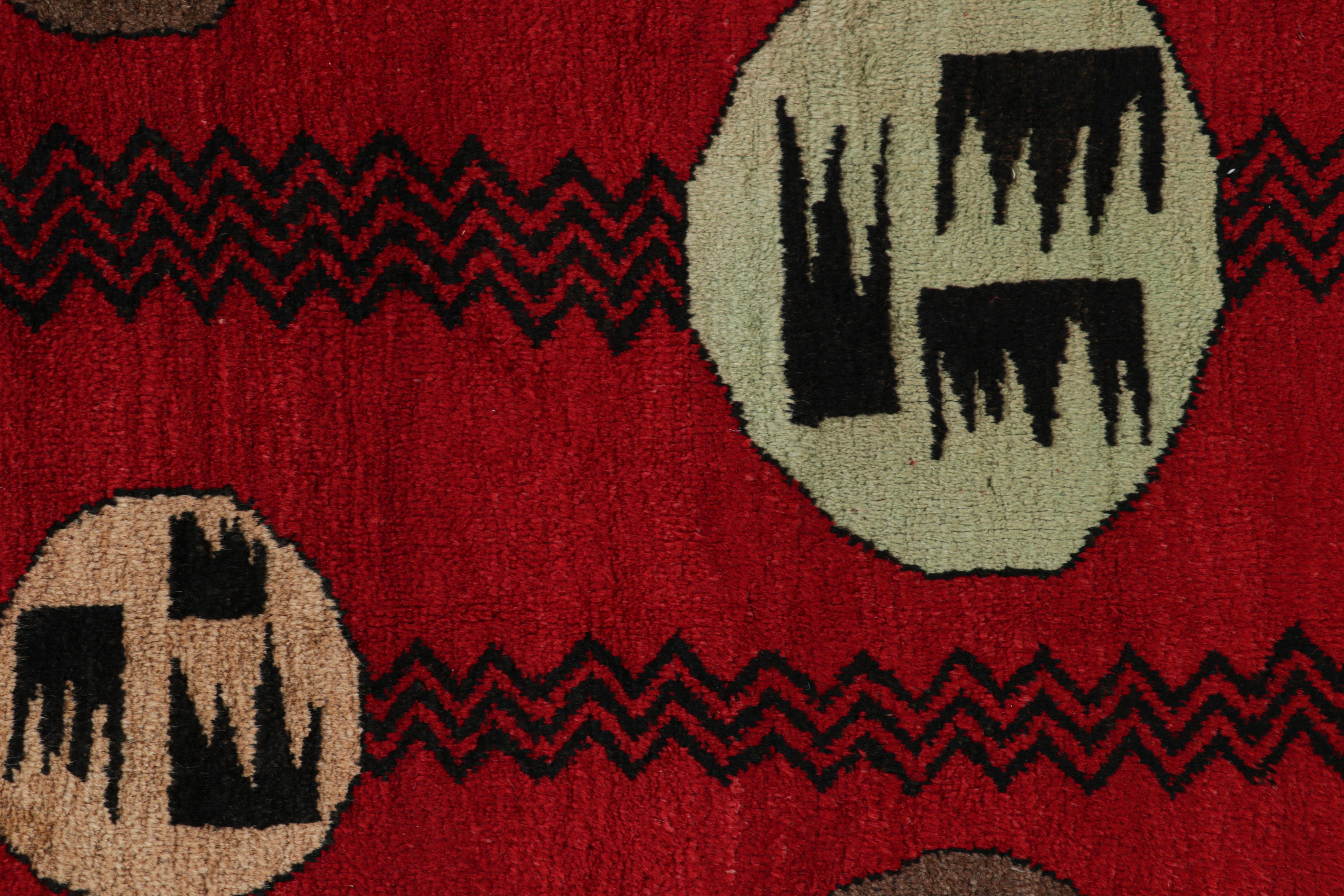 Alfombra turca vintage roja con medallones geométricos de colores, de Rug & Kilim mediados del siglo XX en venta