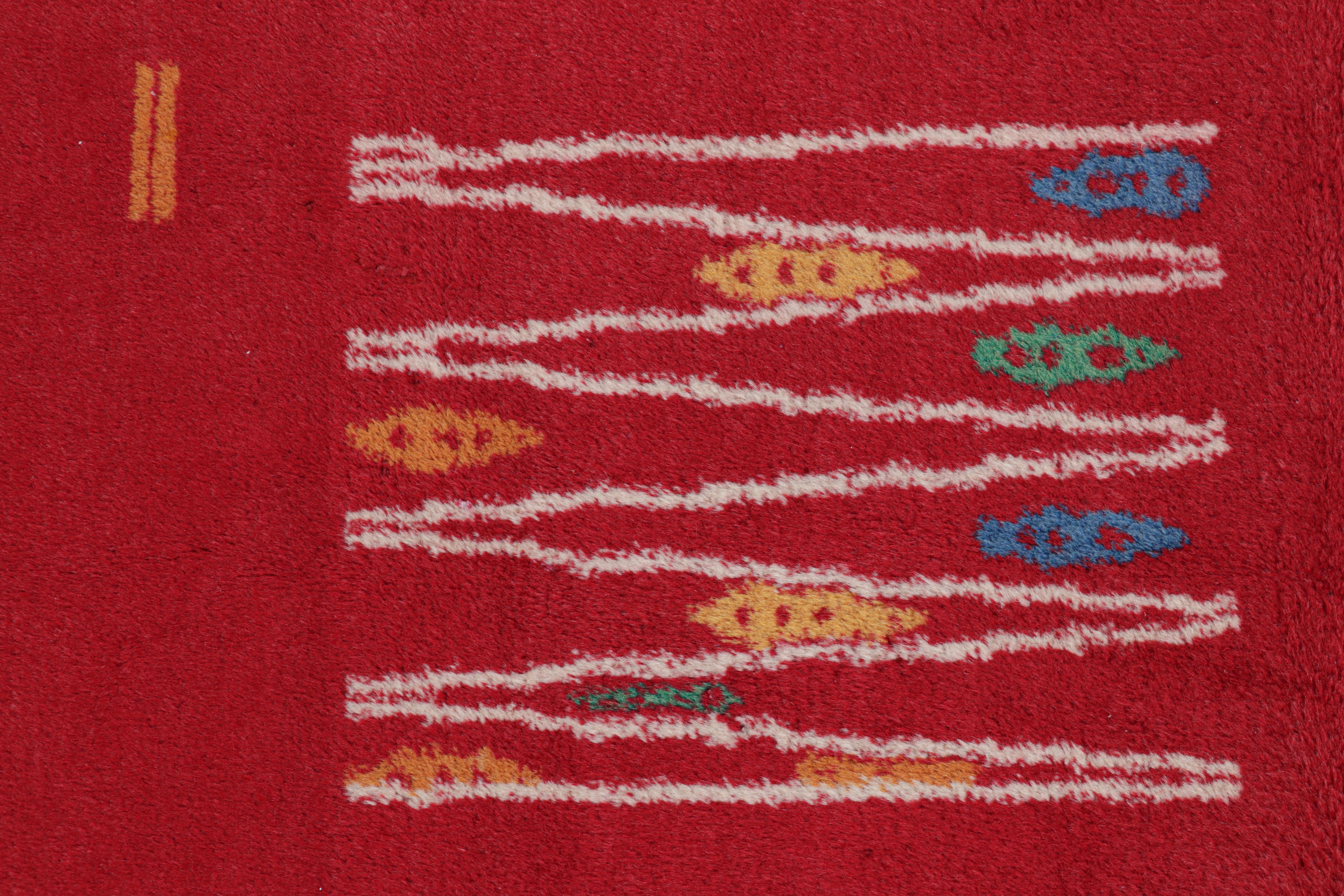 Türkischer Vintage-Teppich in Rot mit bunten geometrischen Mustern, von Rug & Kilim (Handgeknüpft) im Angebot