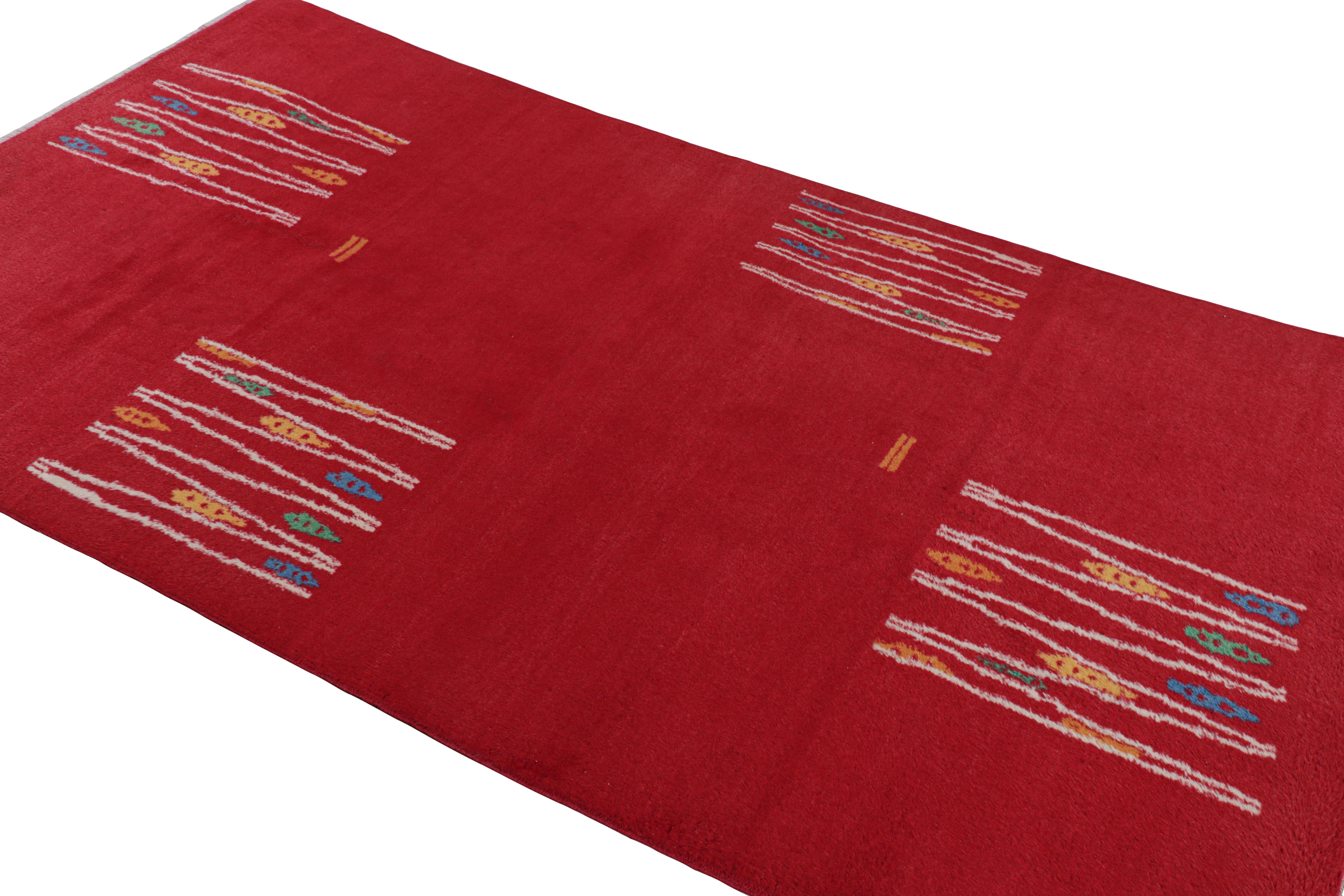 Türkischer Vintage-Teppich in Rot mit bunten geometrischen Mustern, von Rug & Kilim im Zustand „Gut“ im Angebot in Long Island City, NY