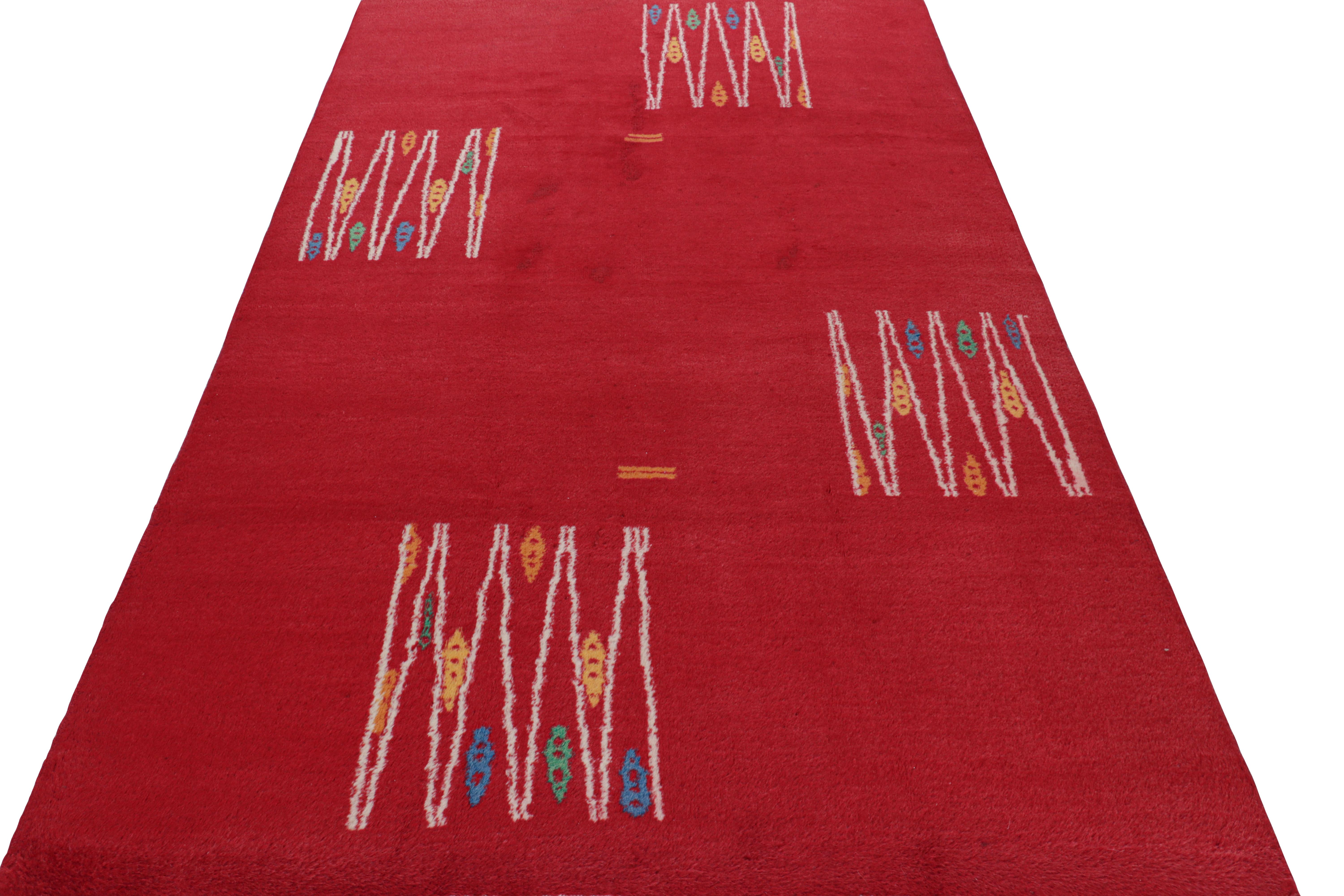 Türkischer Vintage-Teppich in Rot mit bunten geometrischen Mustern, von Rug & Kilim (Mitte des 20. Jahrhunderts) im Angebot