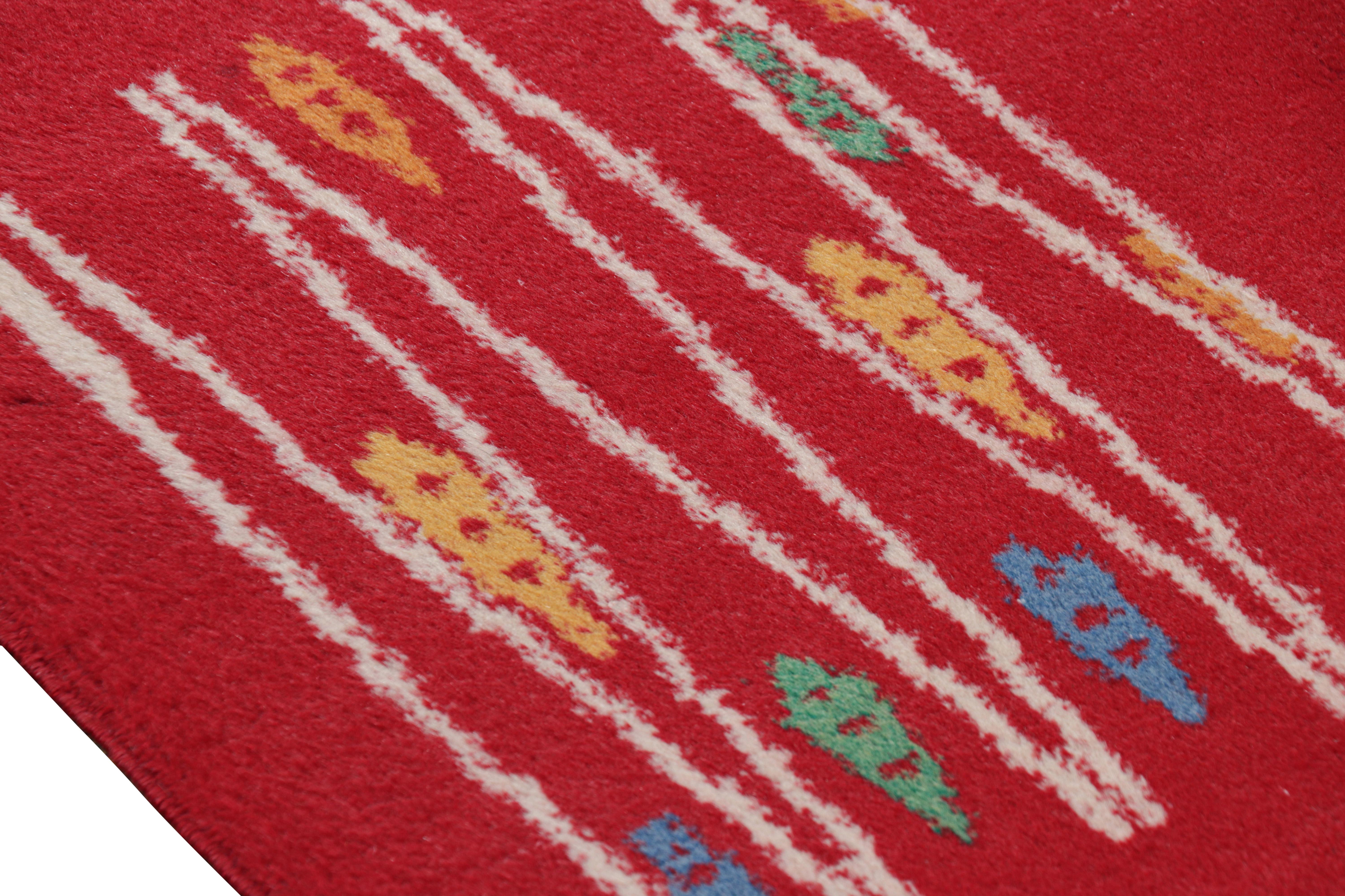 Türkischer Vintage-Teppich in Rot mit bunten geometrischen Mustern, von Rug & Kilim (Wolle) im Angebot