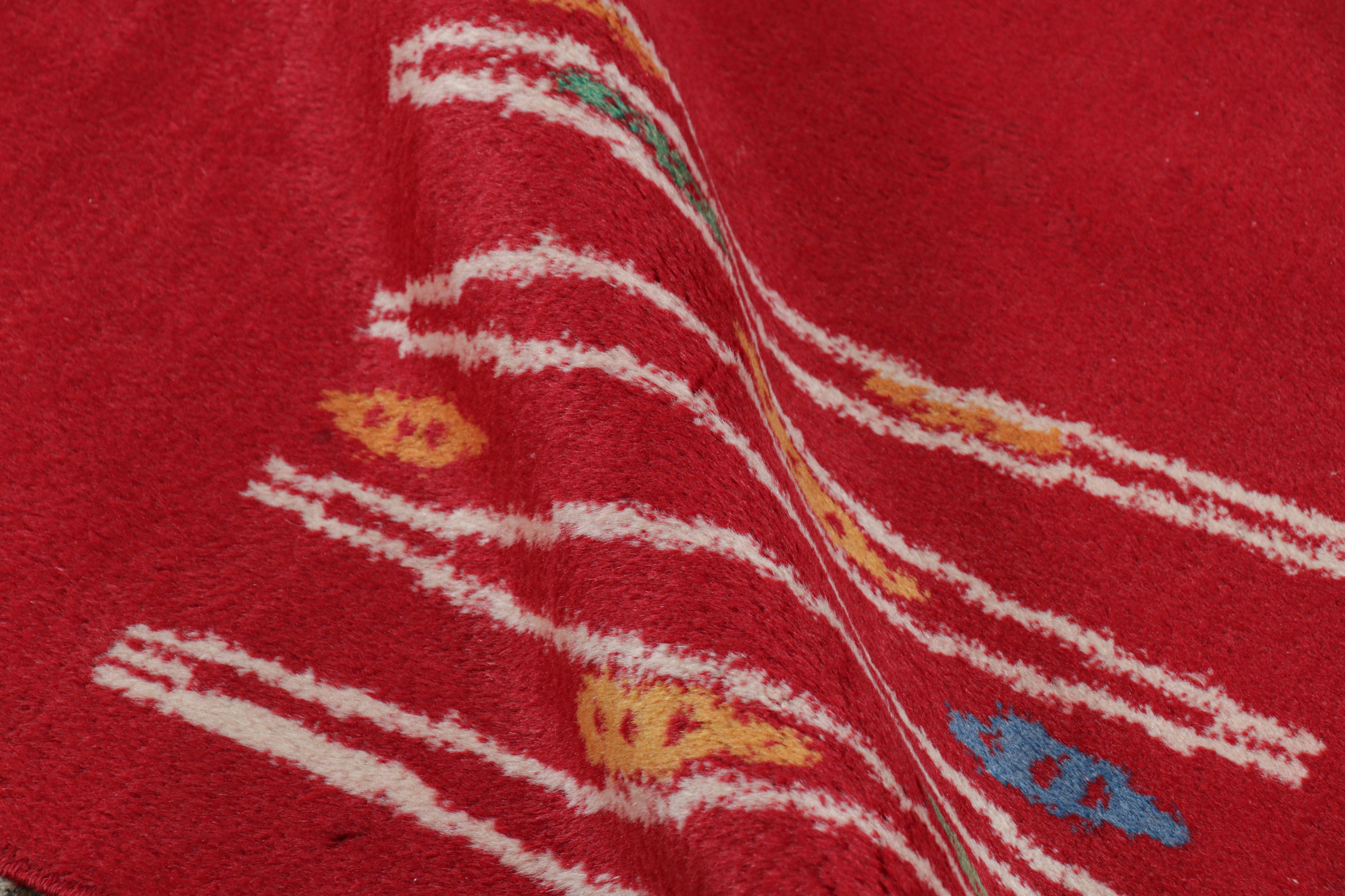Türkischer Vintage-Teppich in Rot mit bunten geometrischen Mustern, von Rug & Kilim im Angebot 1