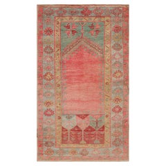 Tapis turc vintage rouge à motifs géométriques colorés, de Rug & Kilim