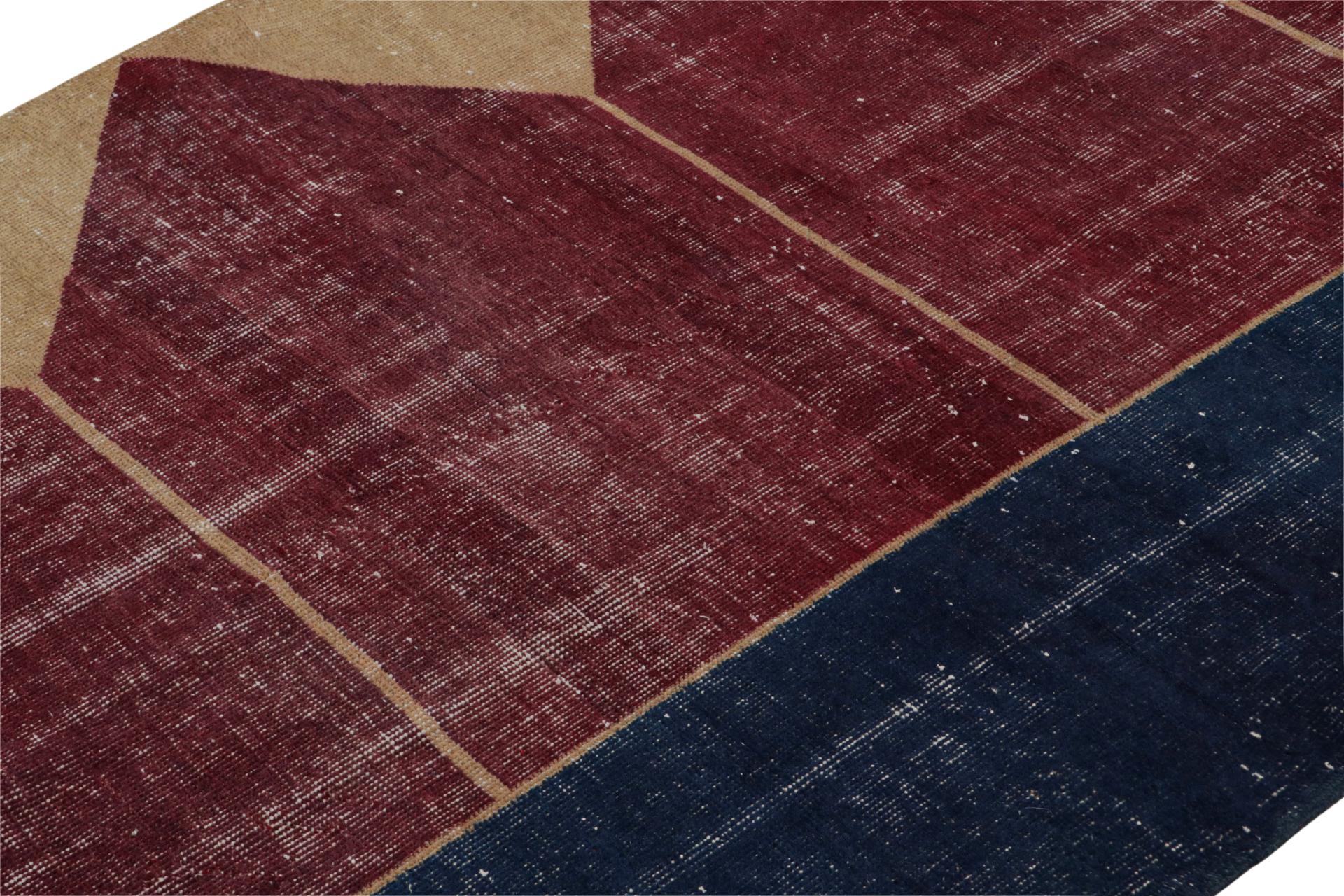 Alfombra turca vintage roja con motivos geométricos, de Rug & Kilim Anudado a mano en venta