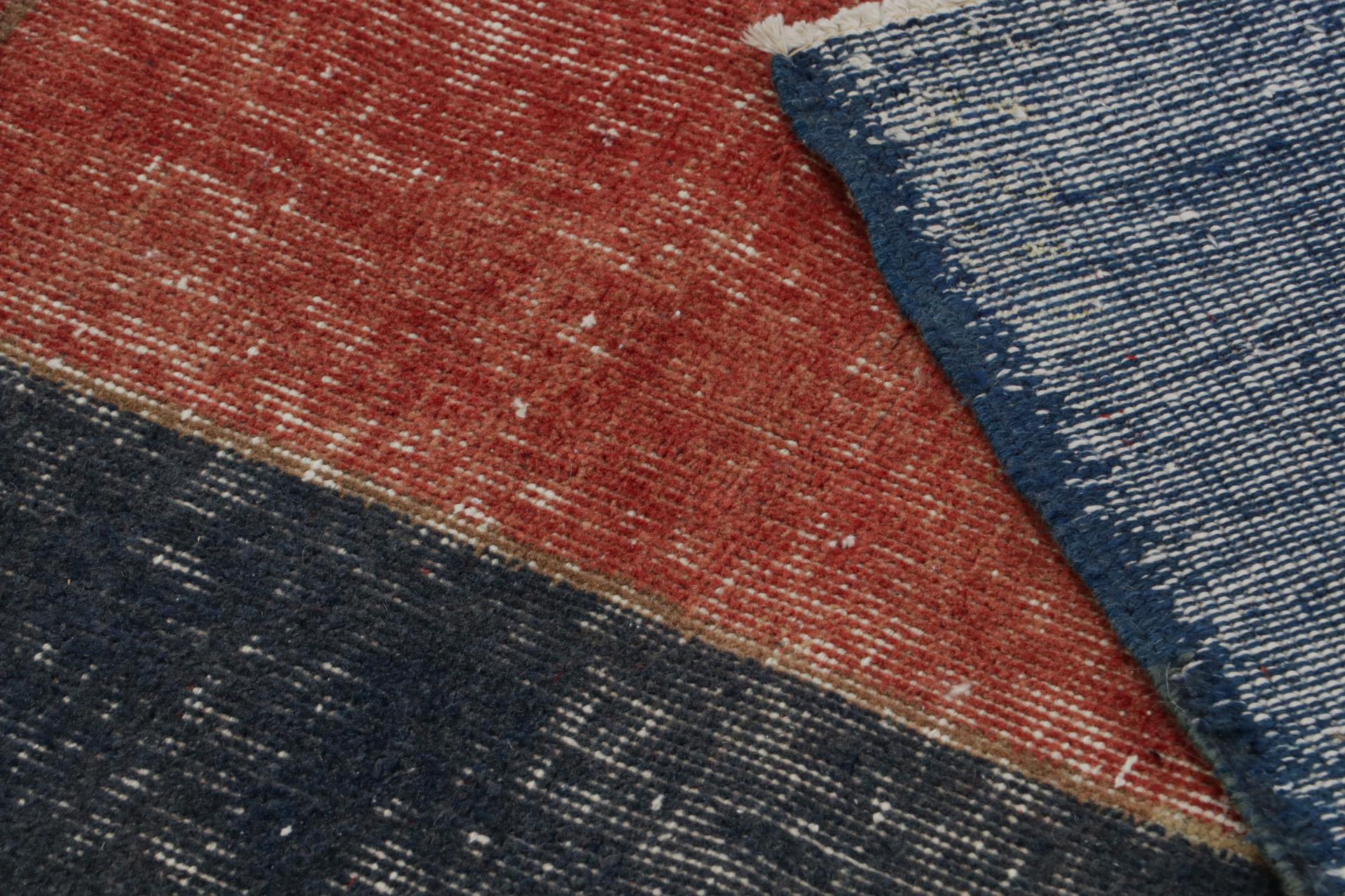 Alfombra turca vintage roja con motivos geométricos, de Rug & Kilim Lana en venta